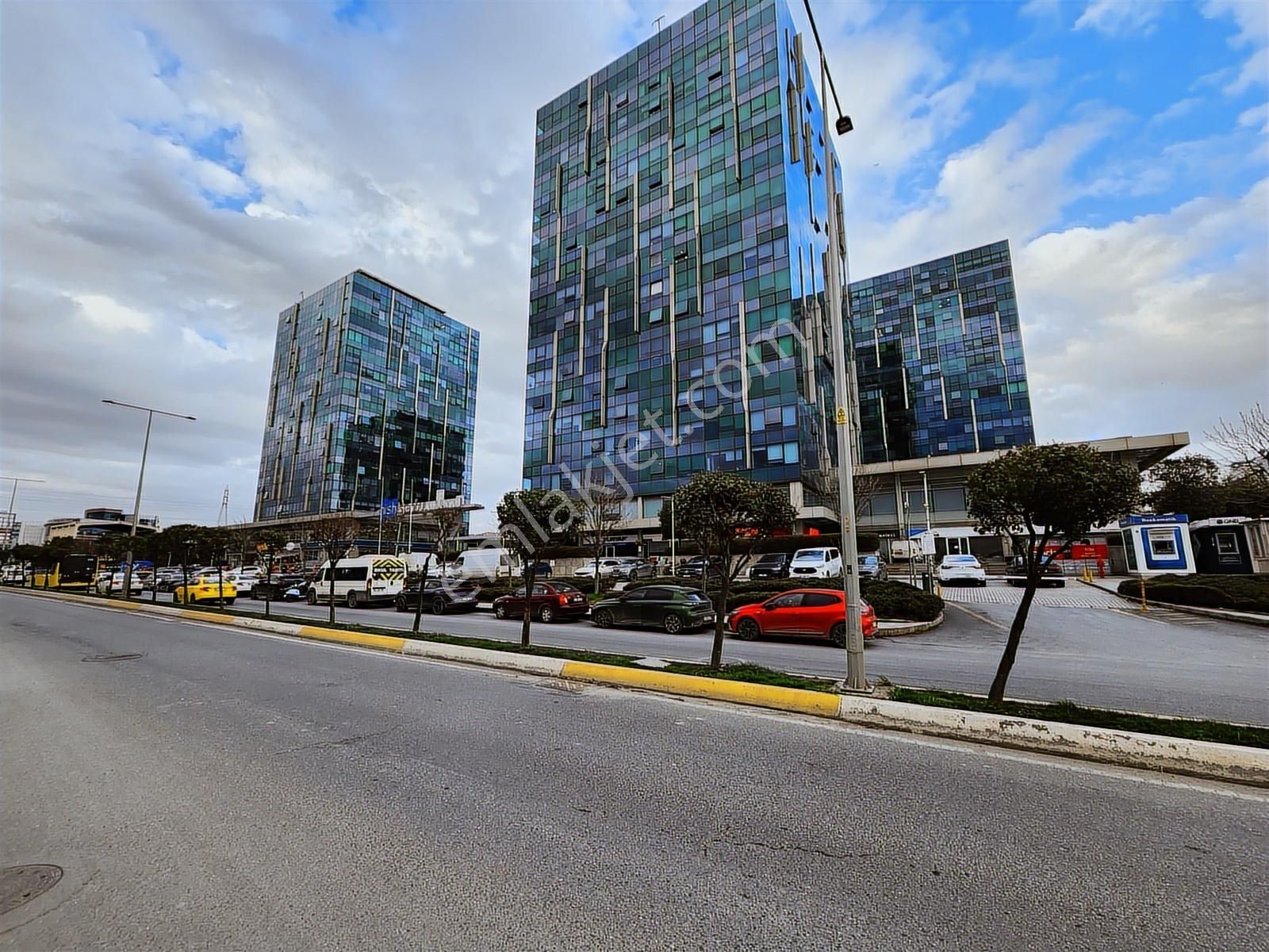 Nish İstanbul Ön Cephe, Köşe Ve Bahçe Kullanımlı Kiralık Mağaza