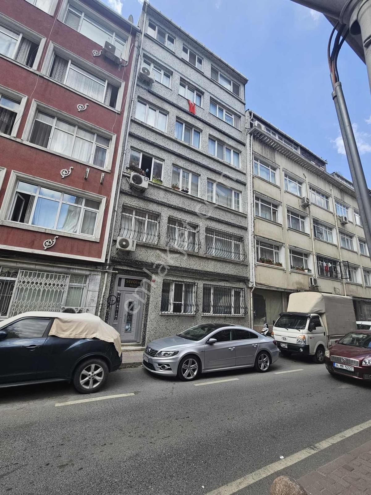 Fatih Akşemsettin Mahallesinde Full Tadilatlı 3+1satılık Daire