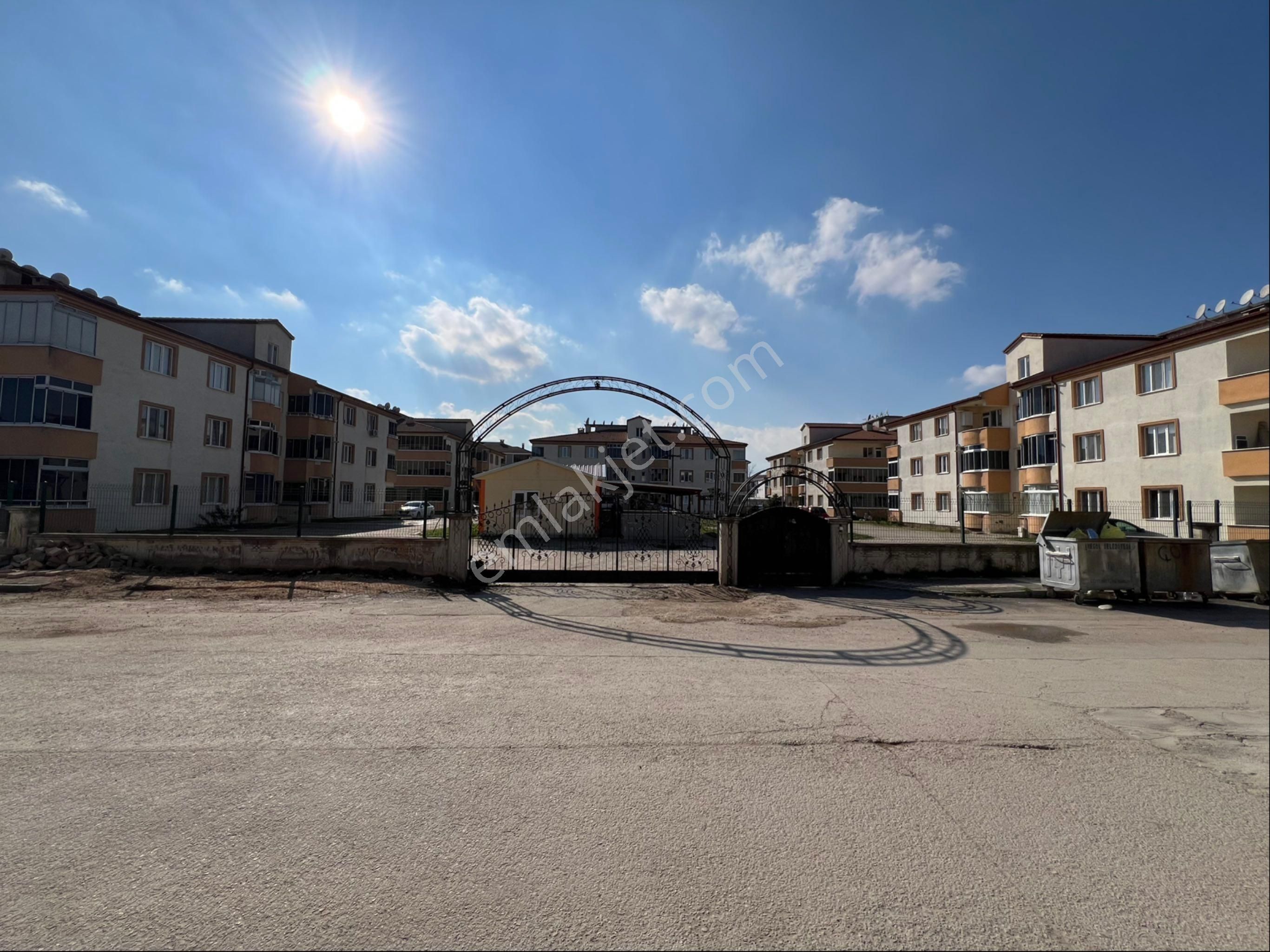 Roma’ Dan Kozluca Yolunda Site İçi Satılık Daire