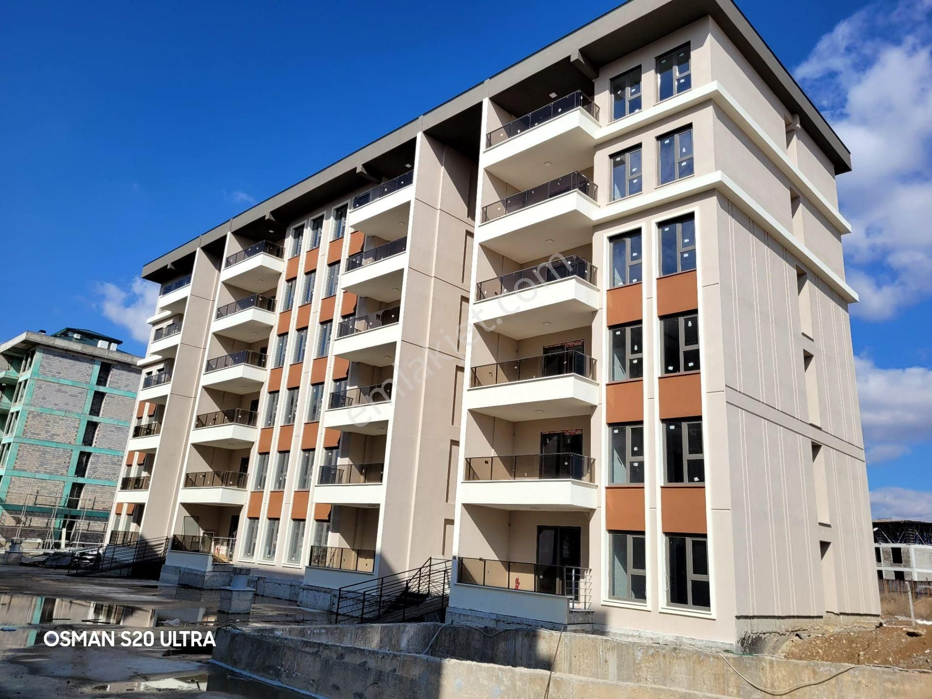 Bölgenin En Lüks Arakat Veysel Karani Cad.kenarı Eminevime Uygun Yüksek Krediye Uygun