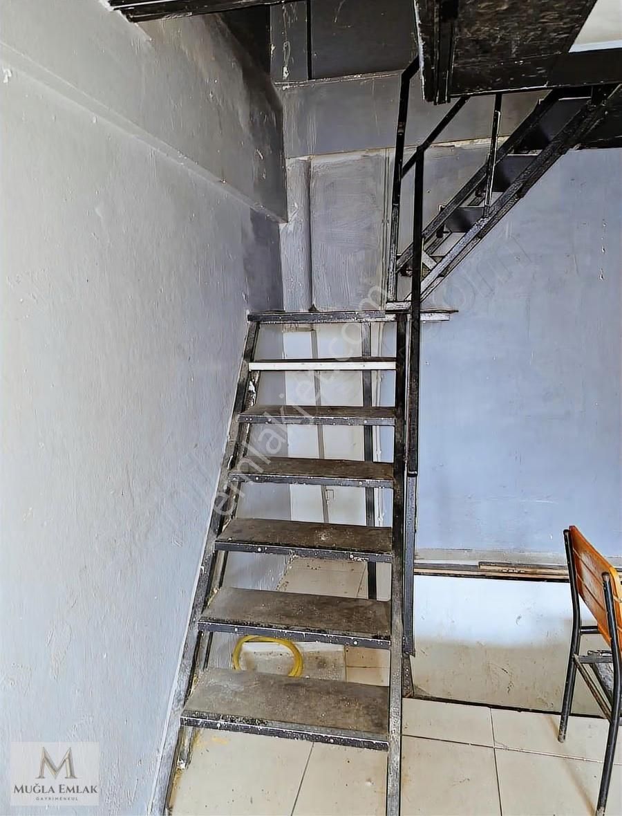 Bağlarbaşı Yürüme Yolu Sonunda 3 Katlı Mutfaklı 60m İş Yeri