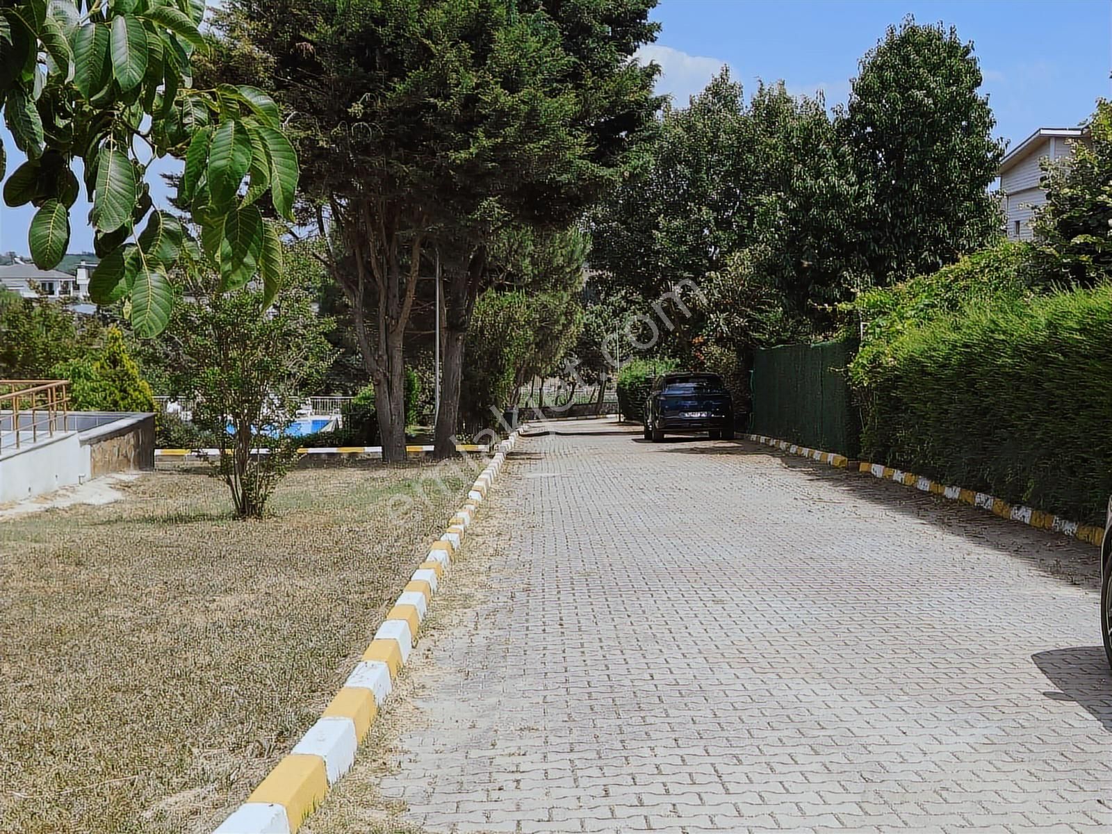 Havuzlu Güvenlikli Aile Sitesinde Bahçeli Dubleks Villa - Görsel 2