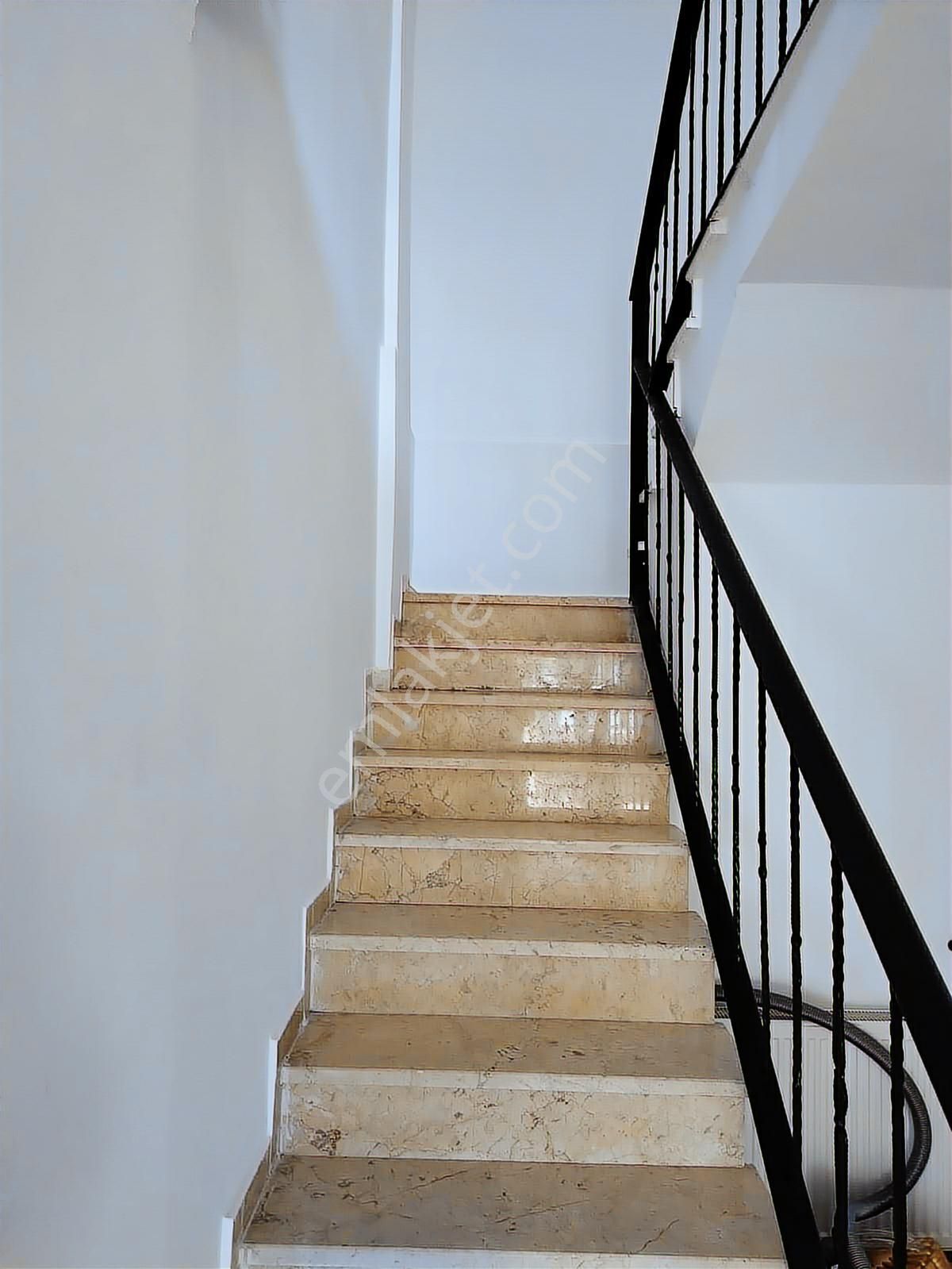 Havuzlu Güvenlikli Aile Sitesinde Bahçeli Dubleks Villa - Görsel 17