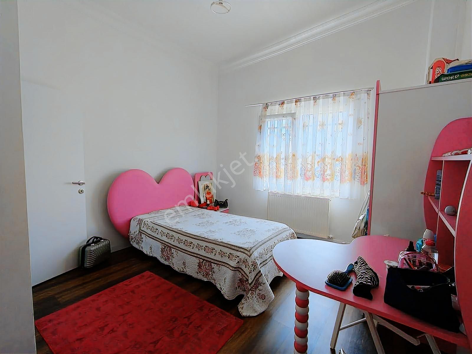 Havuzlu Güvenlikli Aile Sitesinde Bahçeli Dubleks Villa - Görsel 9