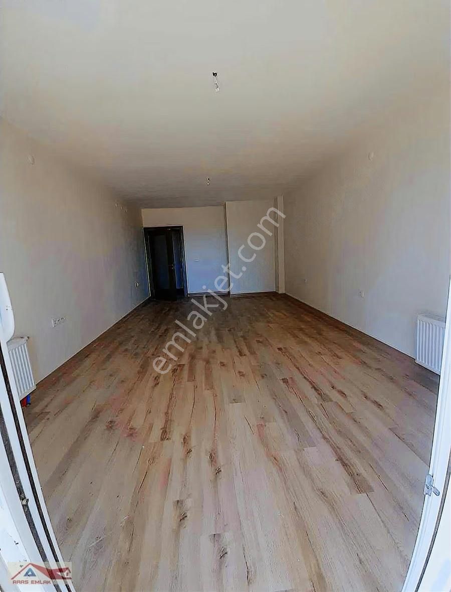 Toki'de Site İçinde 3+1 Geniş Kaçmaz Ferah Ara Katta Kiralık - Görsel 2