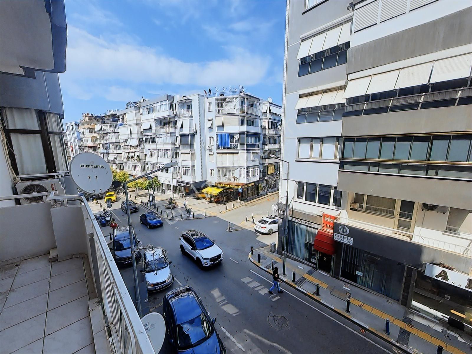 Balçova Ata Caddesi Üzerinde Satılık 3+1 Daire !!!