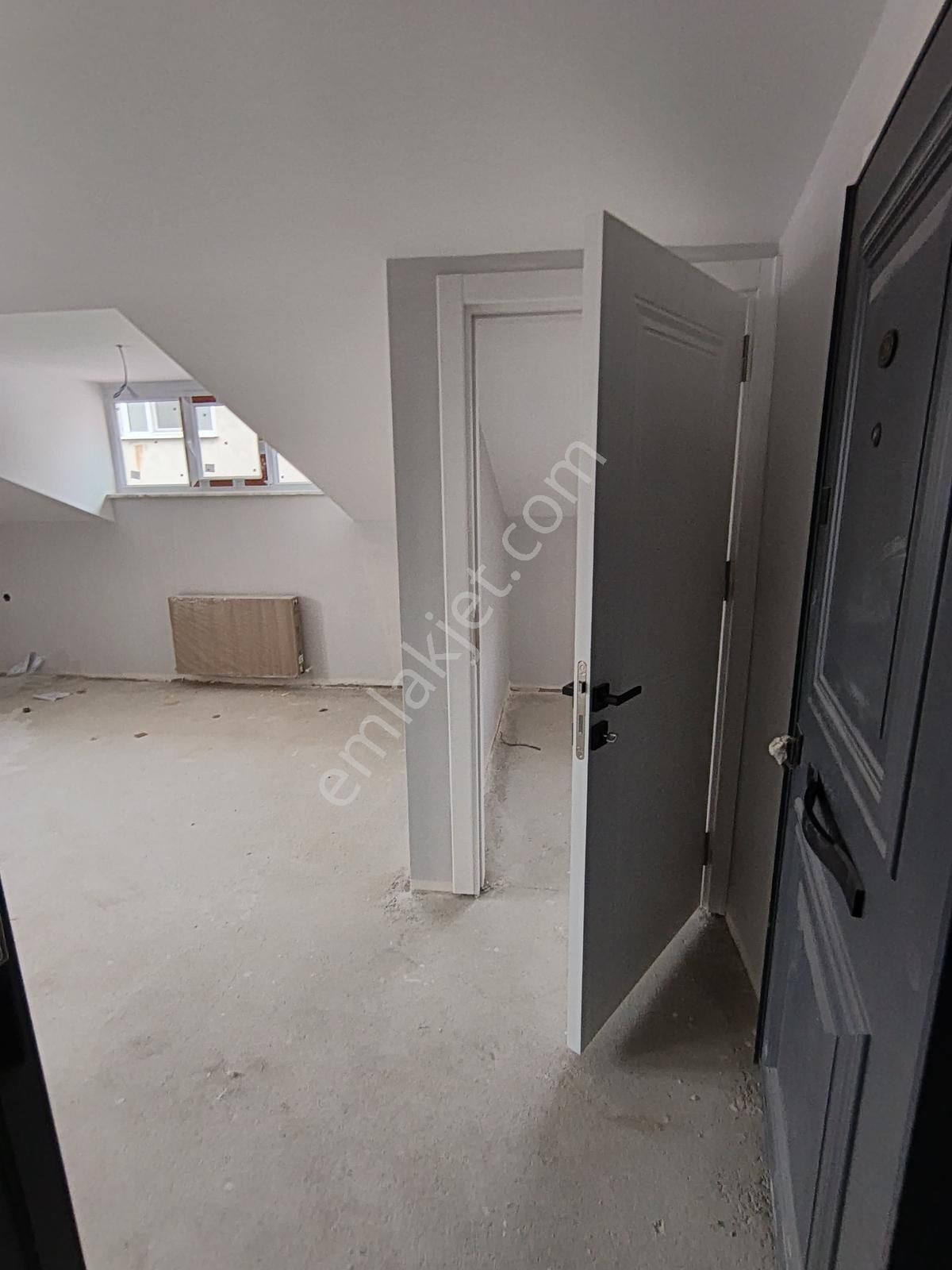 Kanarya'da Kapalı Otoparklı, Göl Manzaralı Sıfır 3+2 Dubleks - Görsel 5