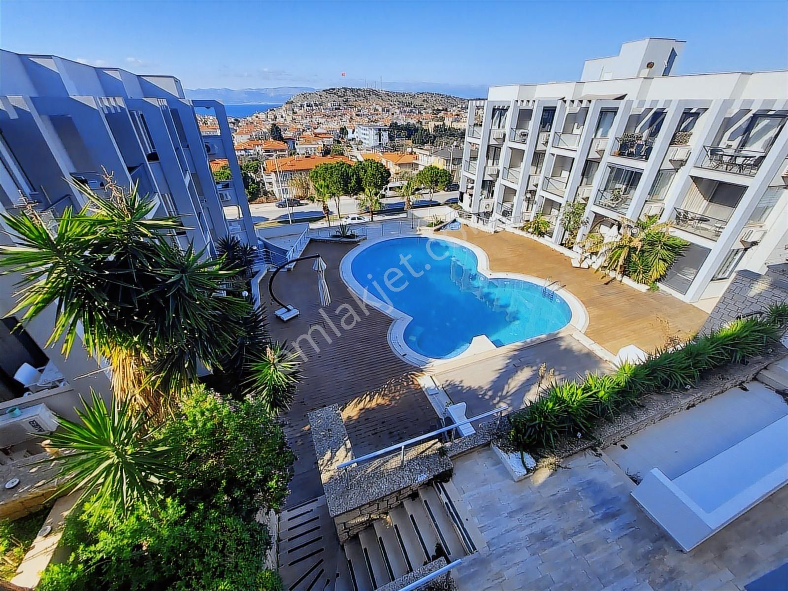 Çeşme Merkezde Site İçi Deniz Manzaralı Satılık 1+1 Daire - Görsel 2