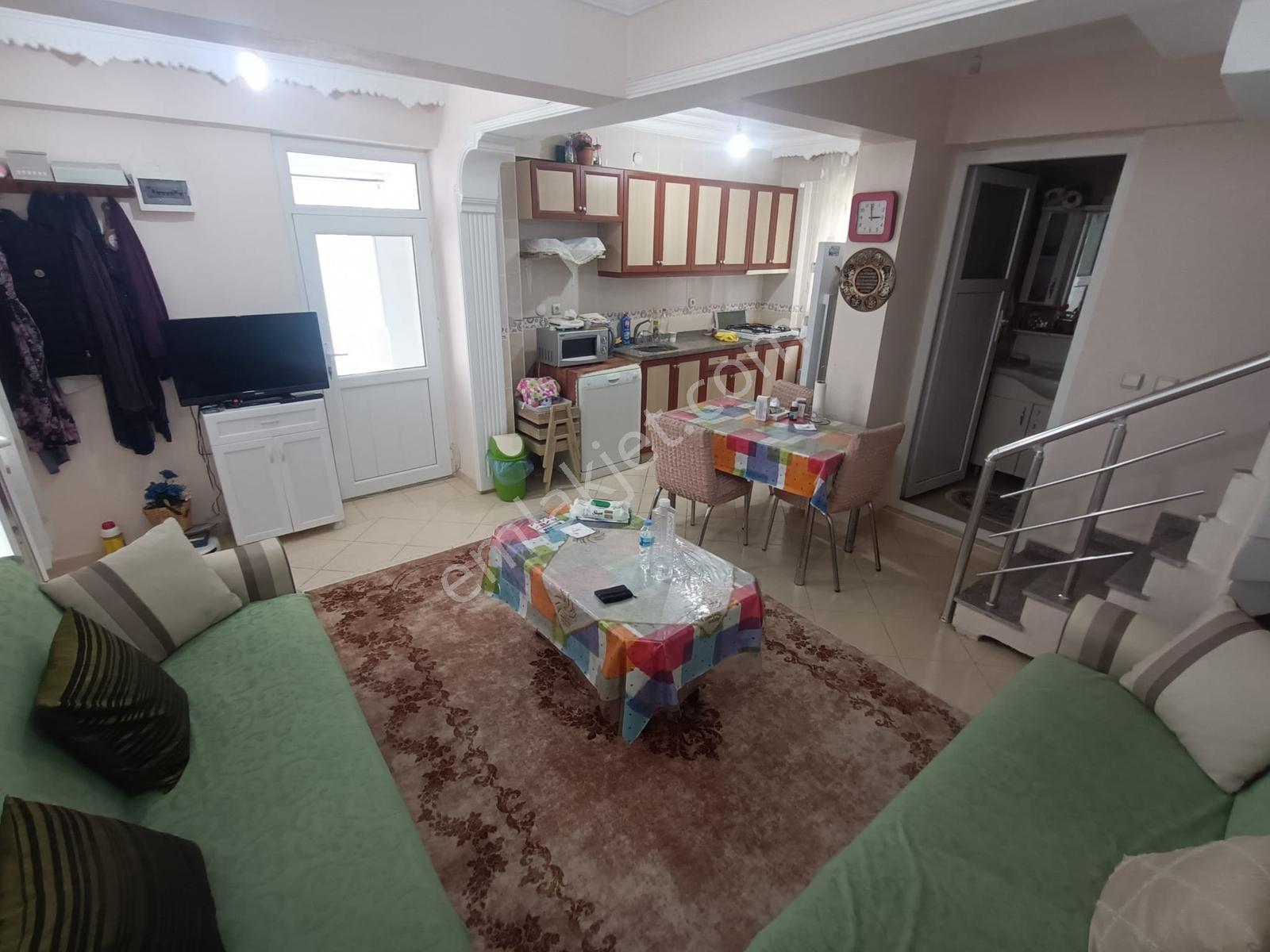 Yeniçiftlikte Bulvar Caddesinde Denize Yakın Köşe Başı 3+1 Villa - Görsel 23