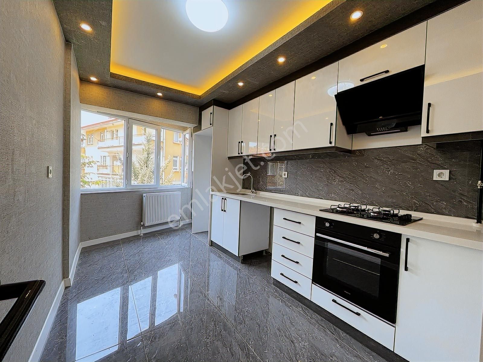 Aşağı Eğlence'de 3+1 Bağımsız Full Yapılı Ebeveyn Banyolu Güney