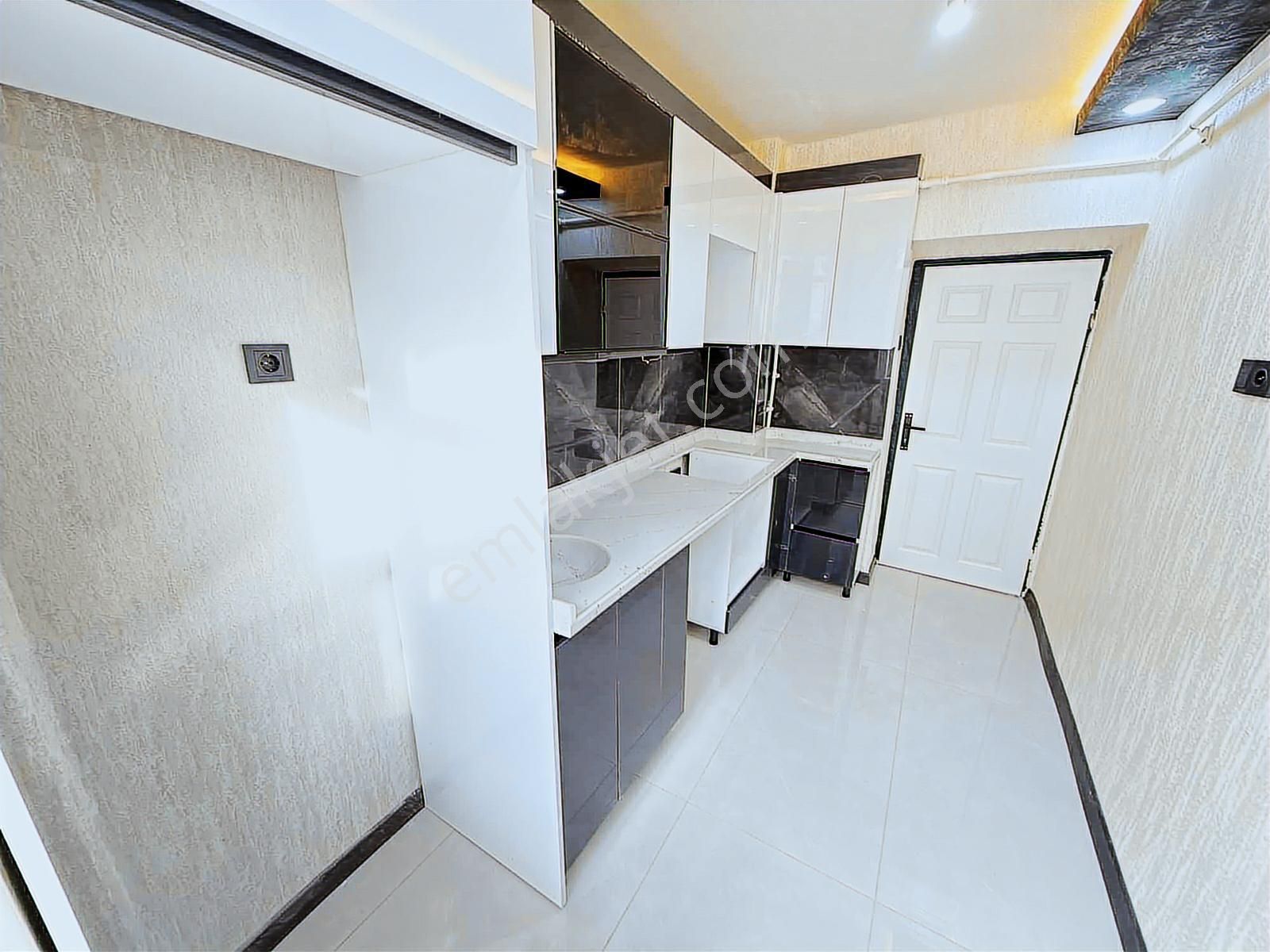 Oğulbey'den Yunur Emre Cad Paraleli 1.kat 2+1 Ful Yapılı Güney C