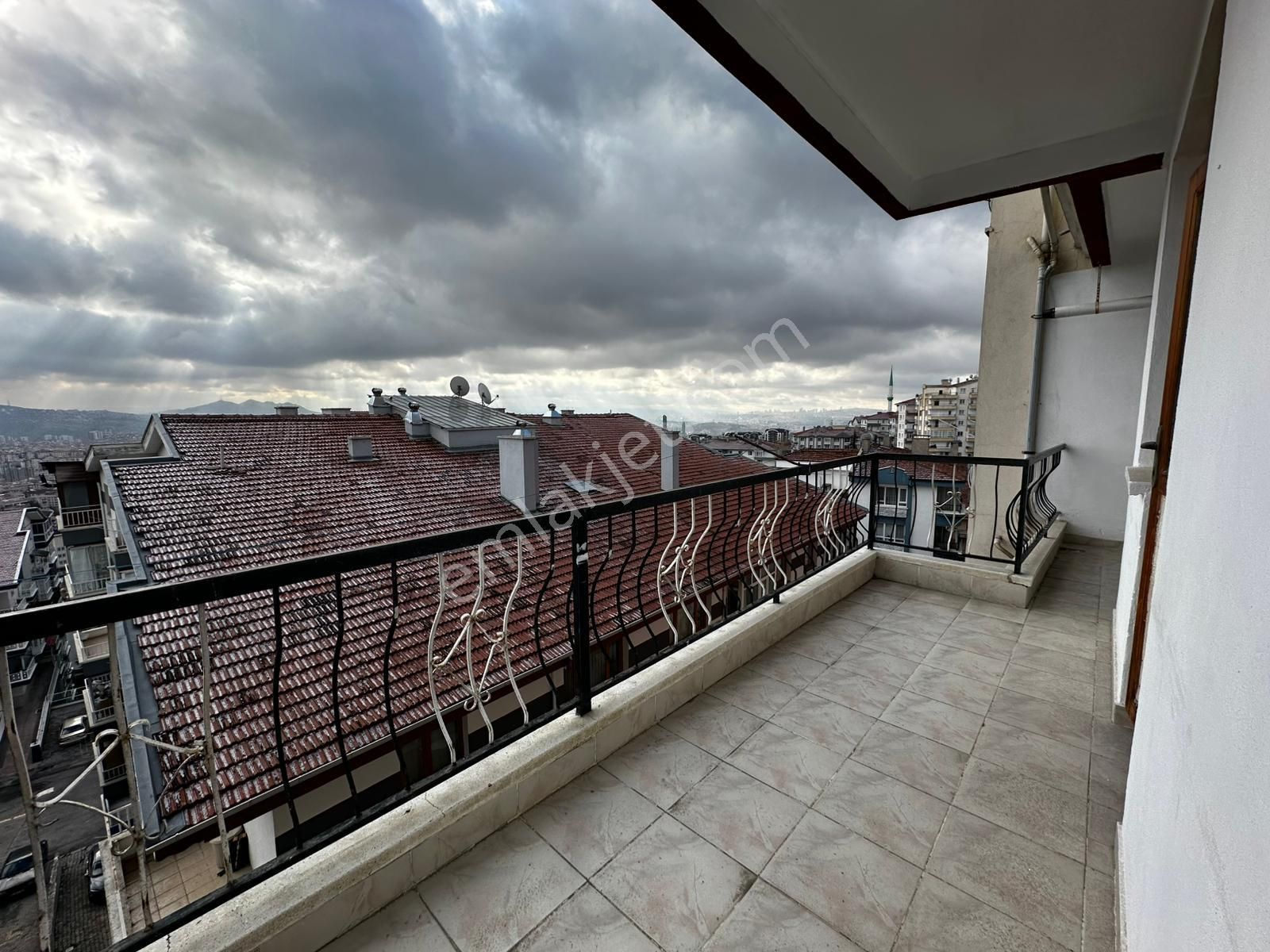 Osmangazi Cadde Üzeri Ara Katta Asansörlü Manzaralı Geniş M2 3+1