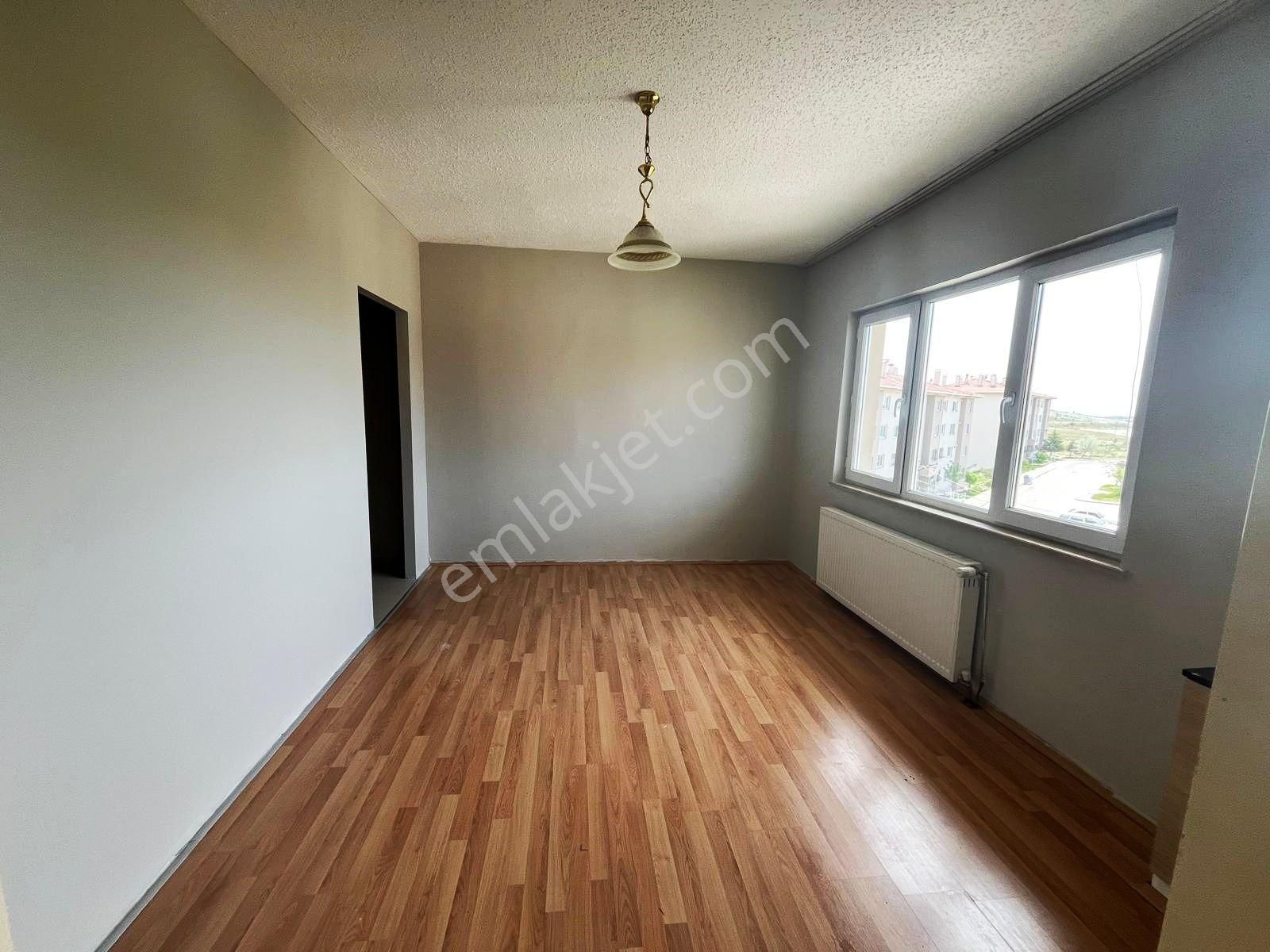 Kent'ten Jandarma Yanı Kiralık 1+1 3. Kat Daire ***