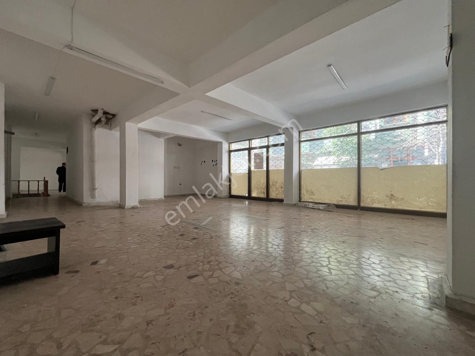 Loft Tan Fefaköy Merkezde Wc Li Mutfaklı 370m2 Kiralık Bodrumlu Dükkan