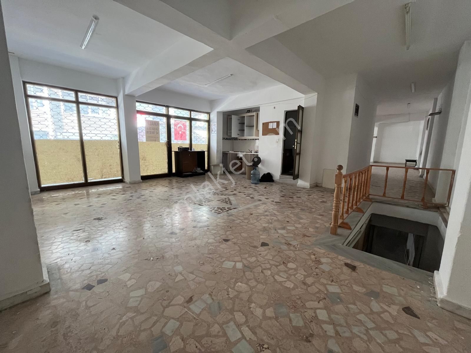 Loft Tan Fefaköy Merkezde Wc Li Mutfaklı 370m2 Kiralık Bodrumlu Dükkan - Görsel 2