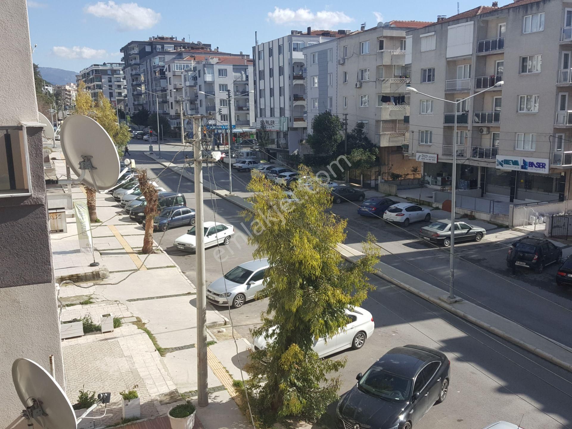 Buca Belediyesi Civarı Adnan Menderes Cad. Arakat 135m2 3+1