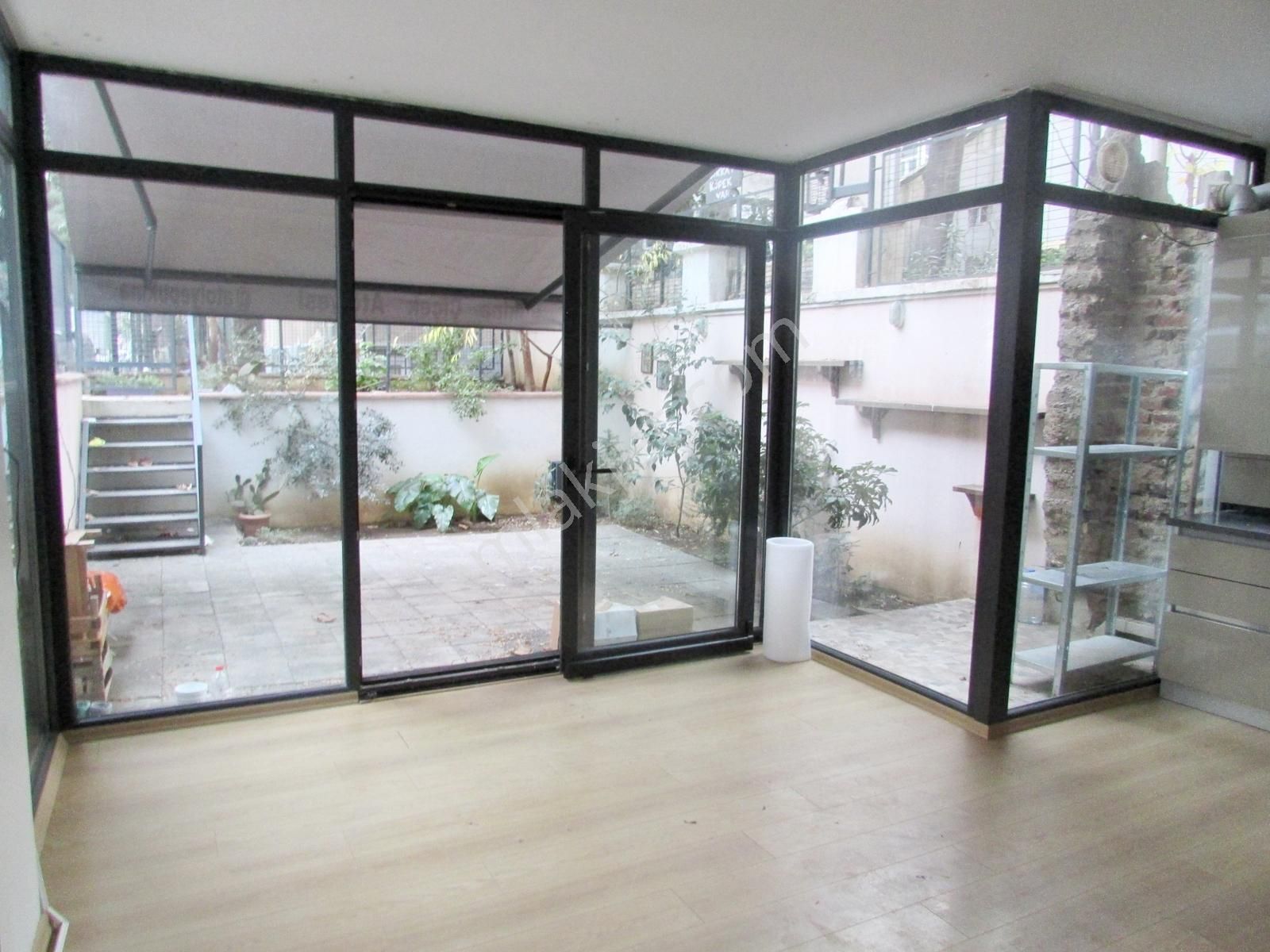 Kadıköy Osmanağa Genç Bina Kombili Müstakil Bahçeli 1+1 Dükkan