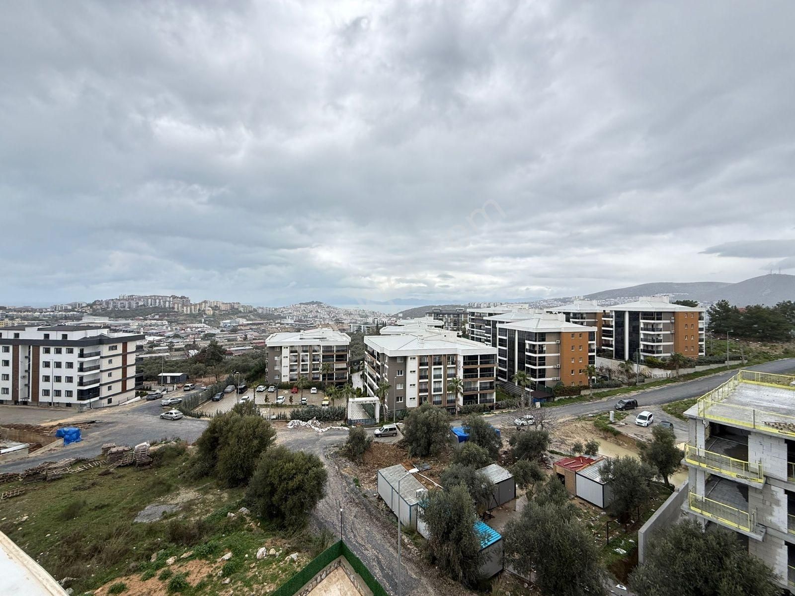 Kuşadası Merkezi Konumlu Havuzlu Ferah Bahçe Katı.2+1. Satılık. - Görsel 2