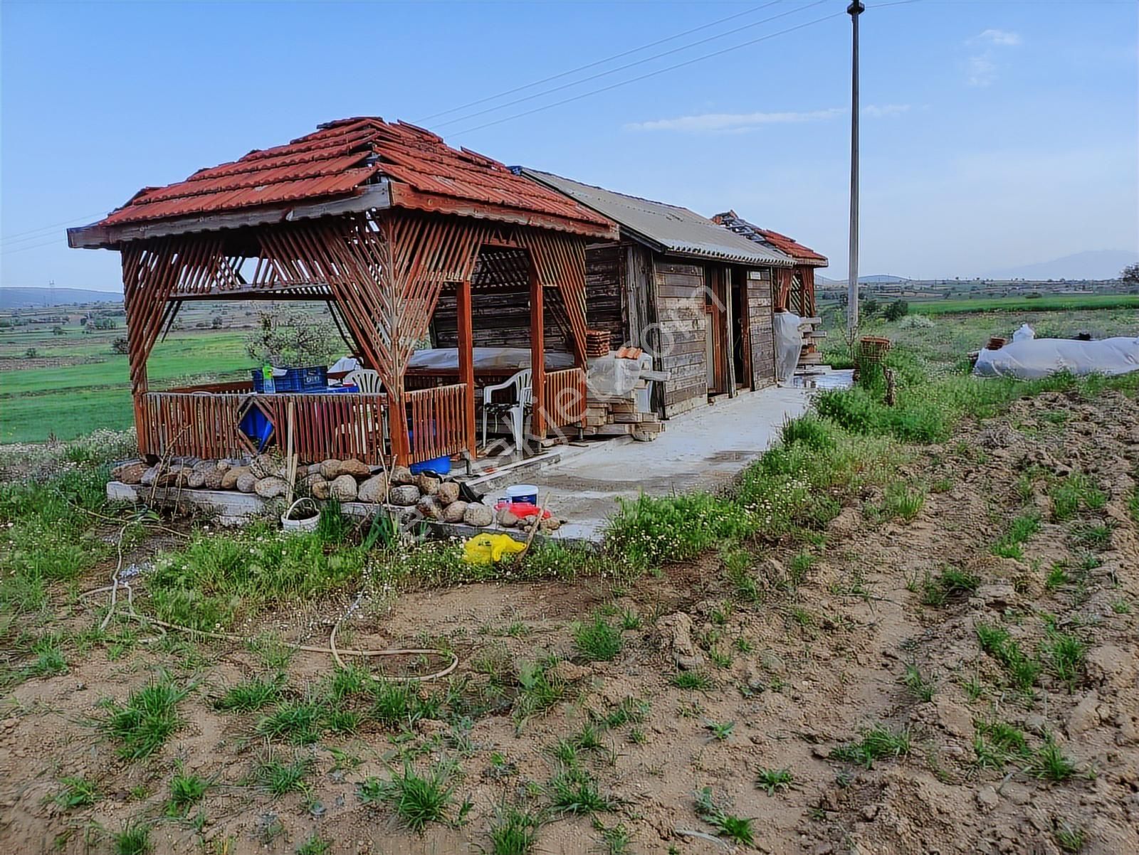 Özpınar ,dan Bahçe -ev 3383 M2 Konya-çavuş Yol Kıyısı