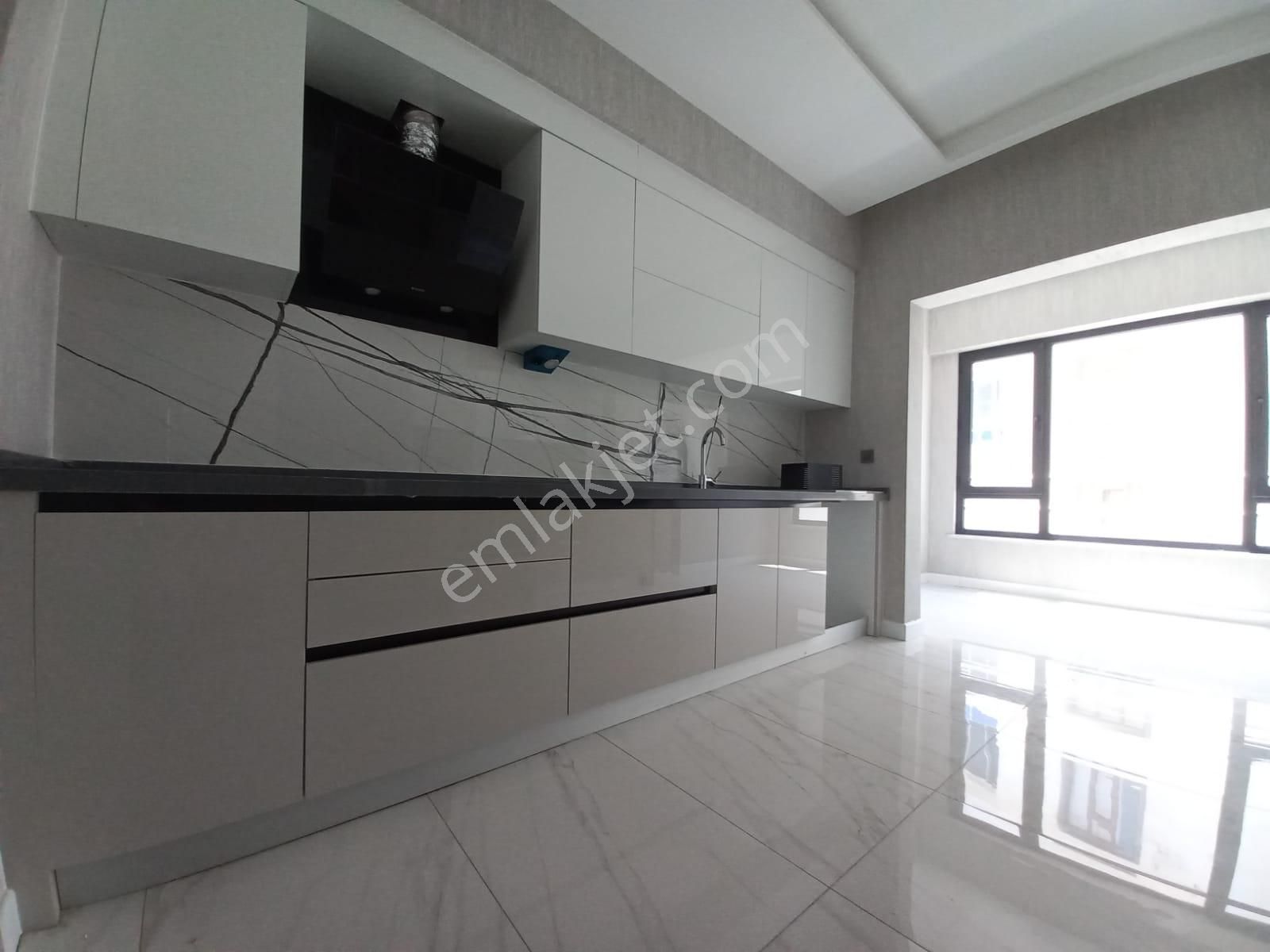 Emrah Çiftci'den Selçuklu Sancak Mah.veysel Karani Cad.yanı Kiralık 3+1 Daire