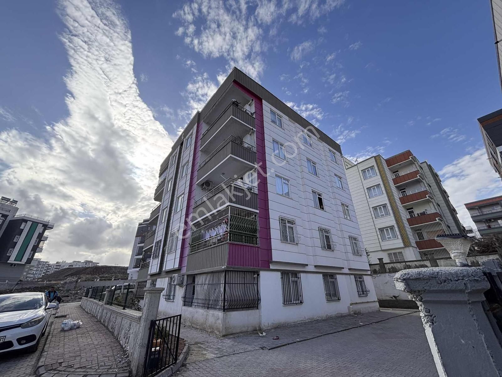 Göbeklitepe Emlak"tan Satılık 3+1