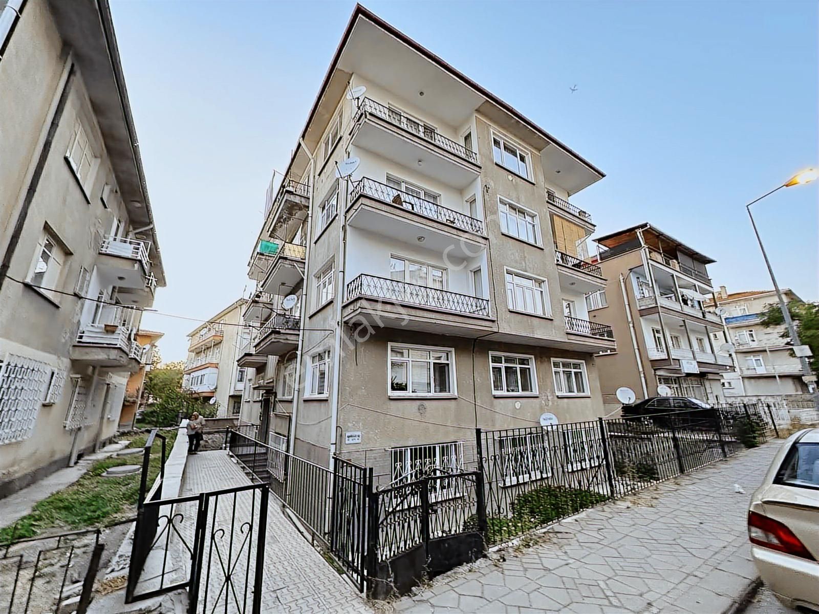 Aydınlıkevler Çaba Sokakta Yapılı Masrafsız Satılık 3+1 Daire - Görsel 2