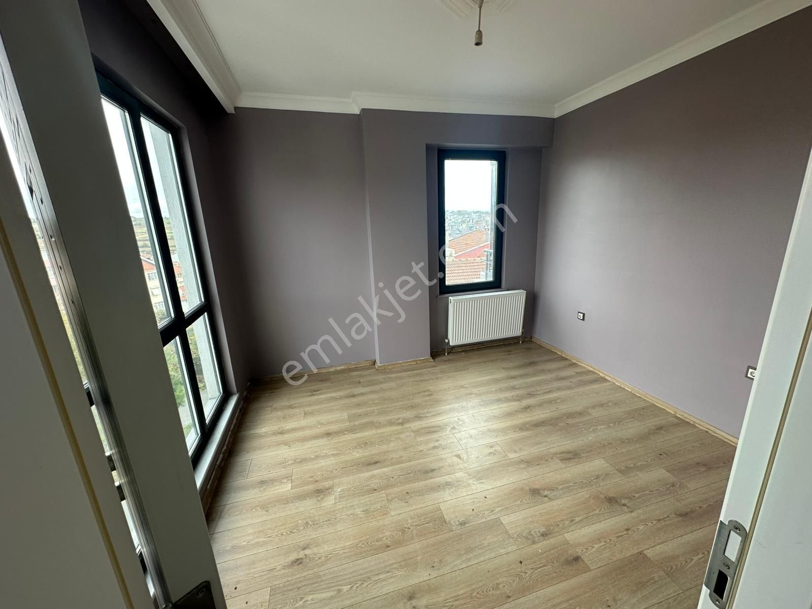 Muratlı Cad. Üzerinde Satılık Asansörlü Balkonlu 1+1 - Görsel 4