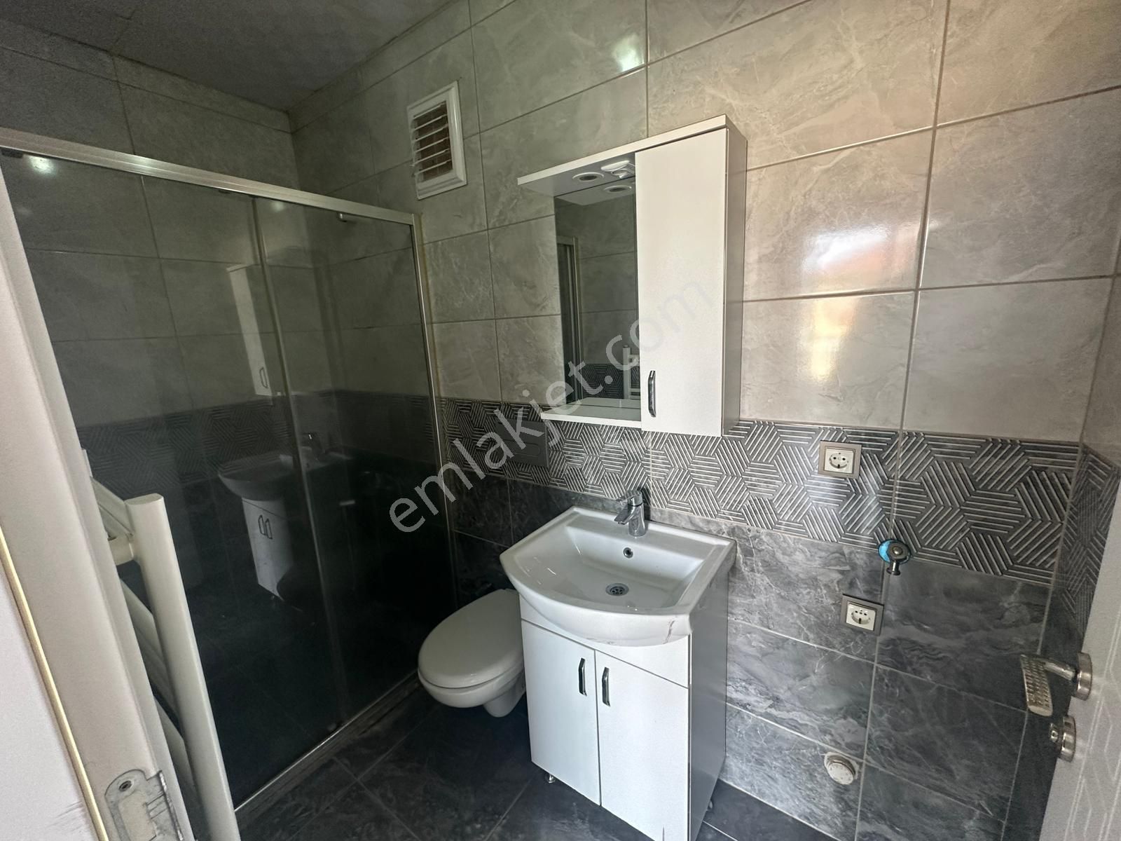 Muratlı Cad. Üzerinde Satılık Asansörlü Balkonlu 1+1 - Görsel 8