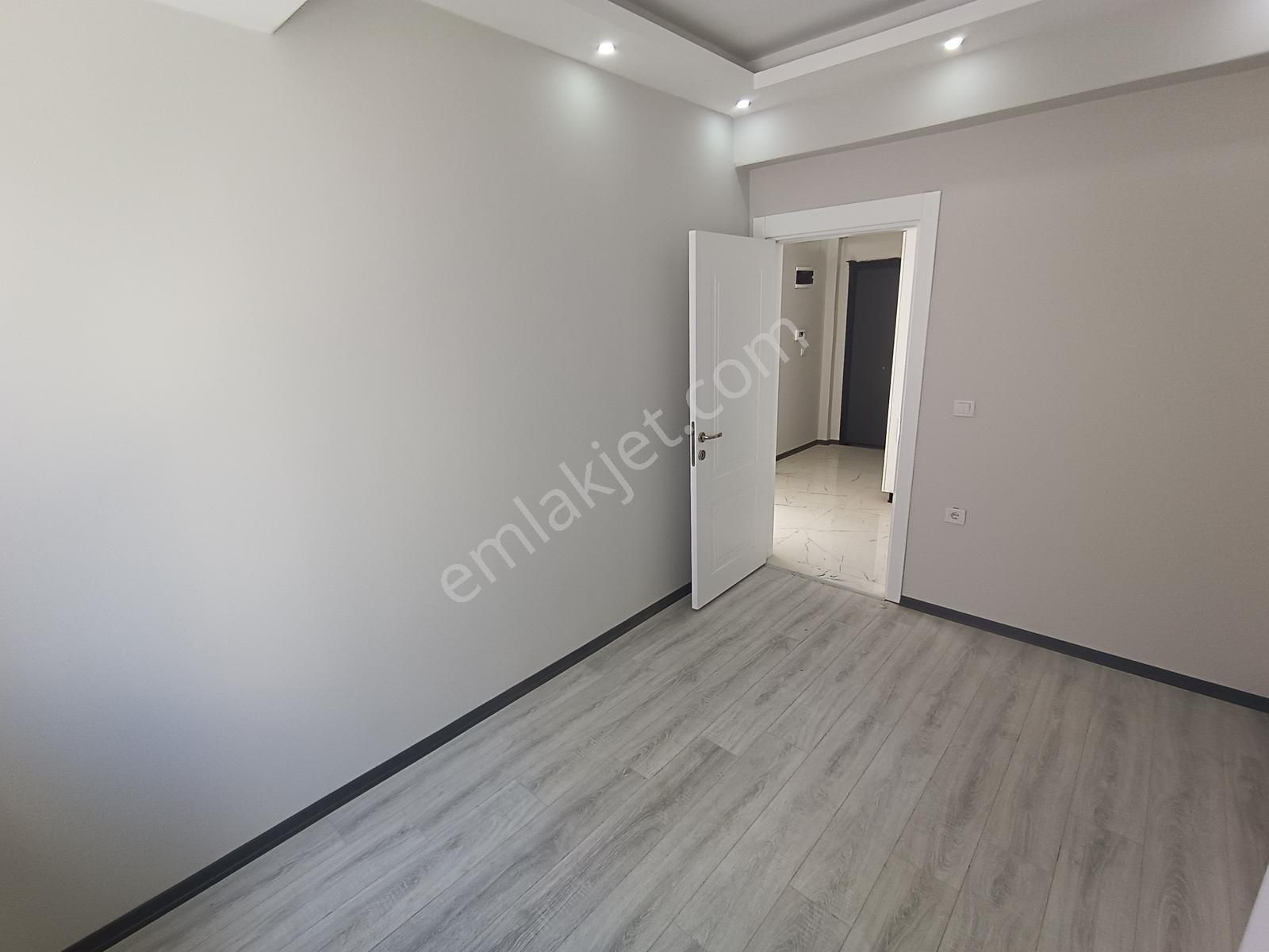 100. Mah. Satılık İskanlı Önü Açık Kombili Klimalı Sıfır 2+1 - Görsel 4