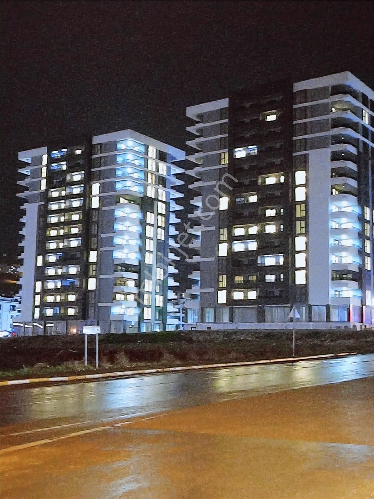 Yön Gayrimenkulden Twin Towers'da 3+1 Satılık Daire