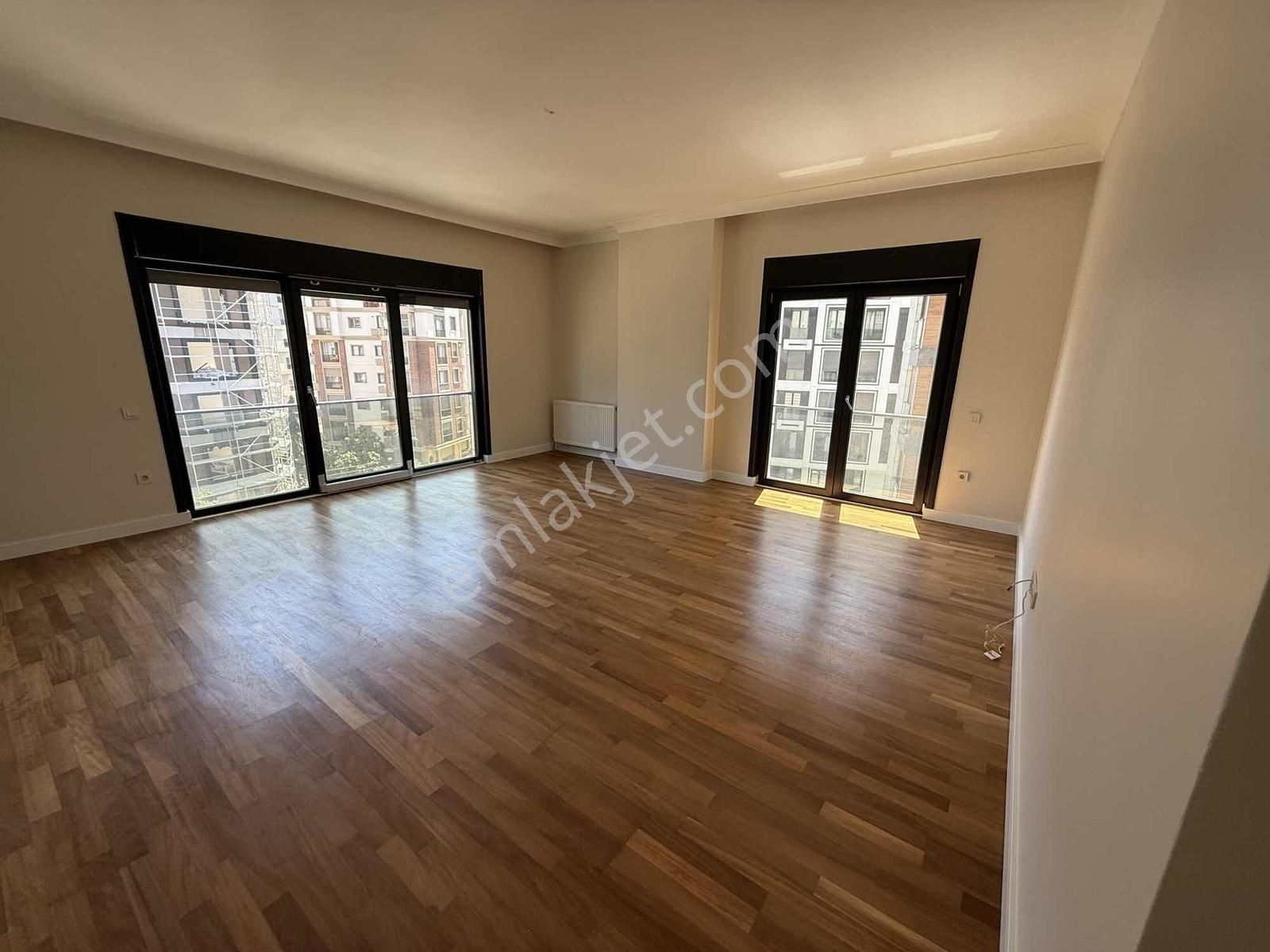 Alkaya'dan Suadiye Bağdat Caddesine 5.bina Önü Açık Balkonlu 3+1