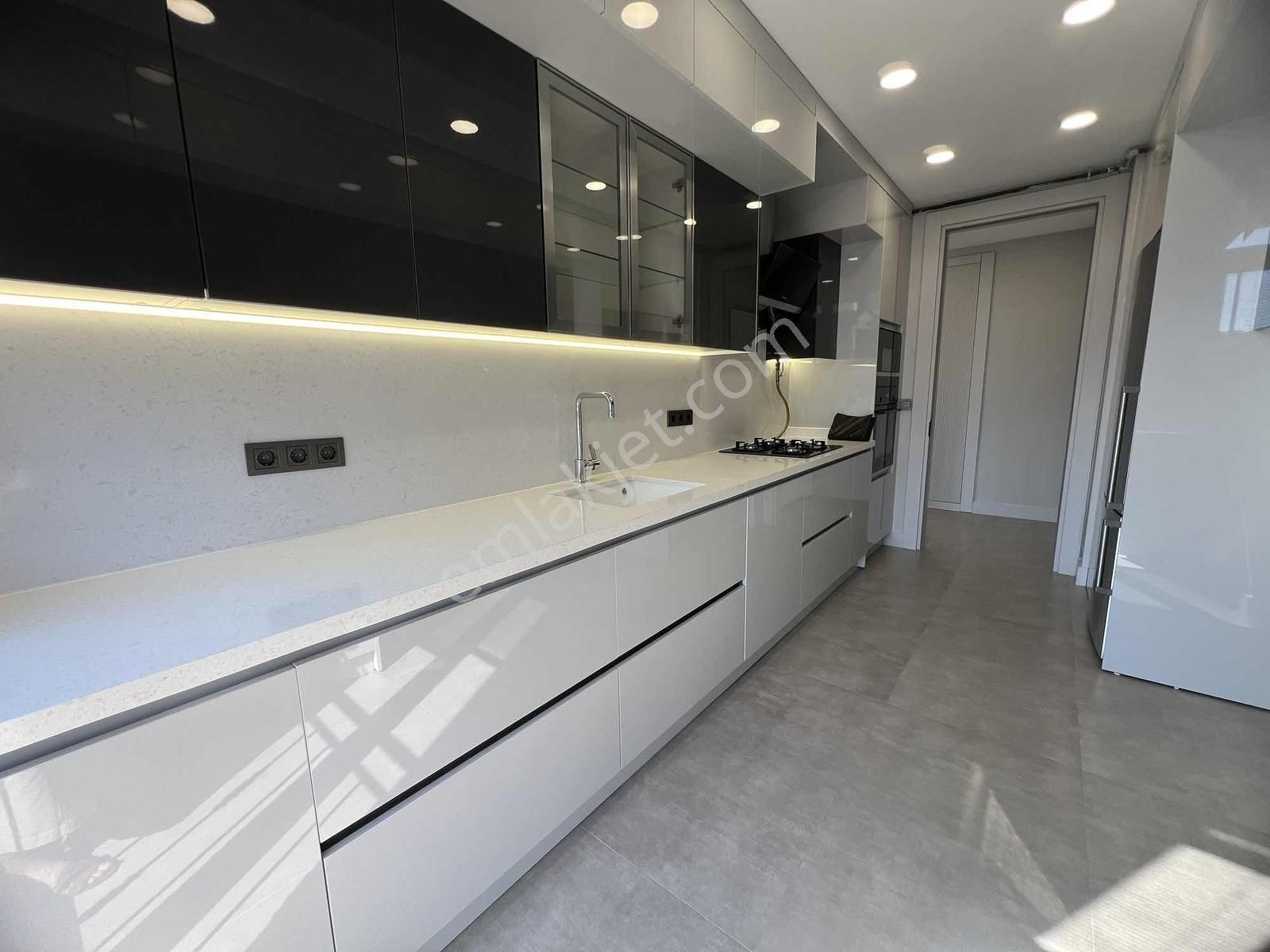 Fenerbahçe Sahilde Satılk 3+1 Daire Her Odası Marina Manzaralı - Görsel 30