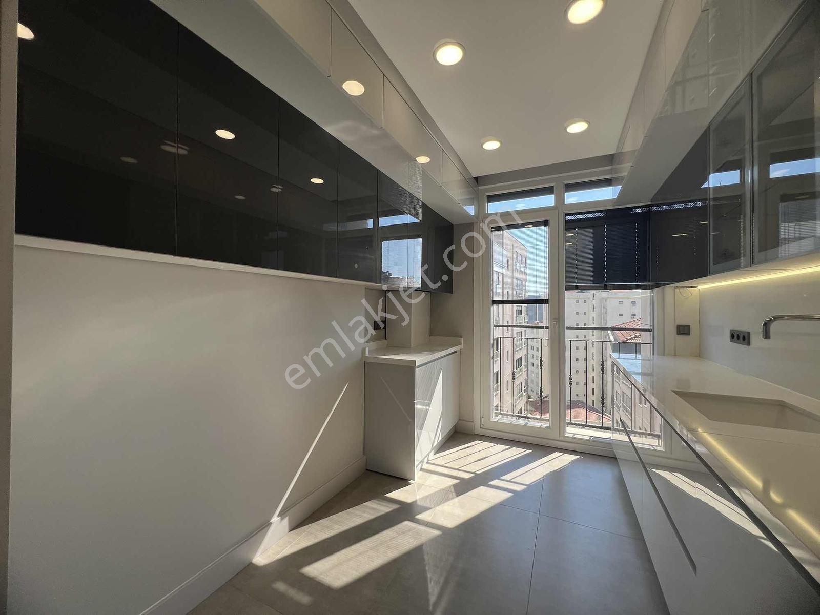 Fenerbahçe Sahilde Satılk 3+1 Daire Her Odası Marina Manzaralı - Görsel 25