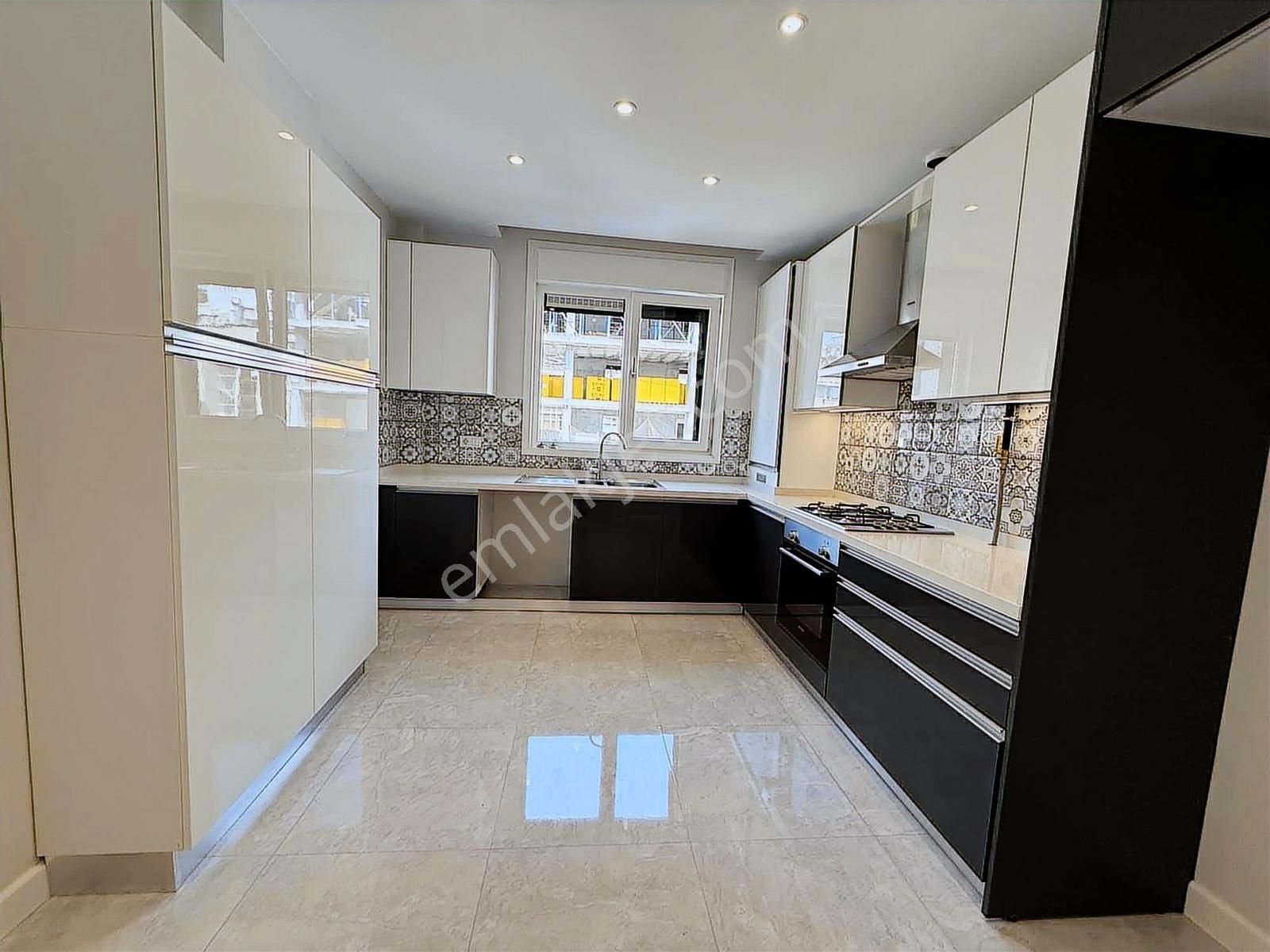 Alkaya'dan Suadiye Sahil'de Satılık 3+1 120m² Net Boş Daire - Görsel 3