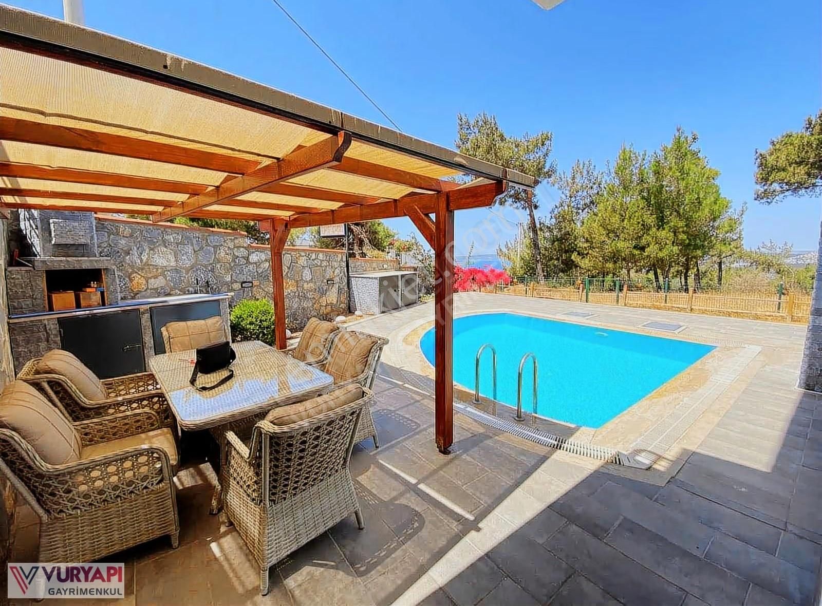 Akbük'te Deniz Manzaralı Köşe Havuzlu Şömineli 4+1 Villa