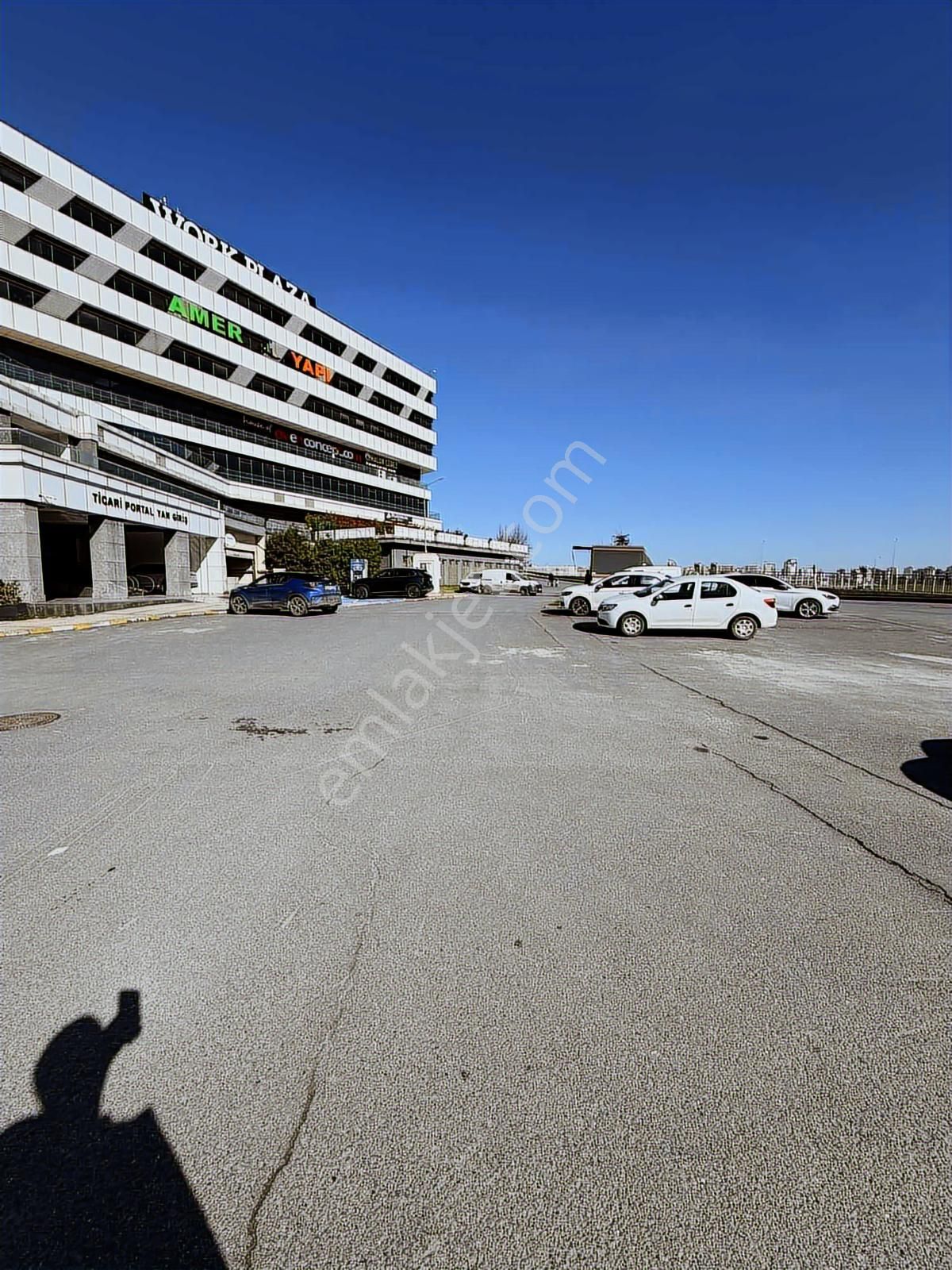 Kayaşehır Cadde Dükanlarda 200m2 Depolu Dükkan