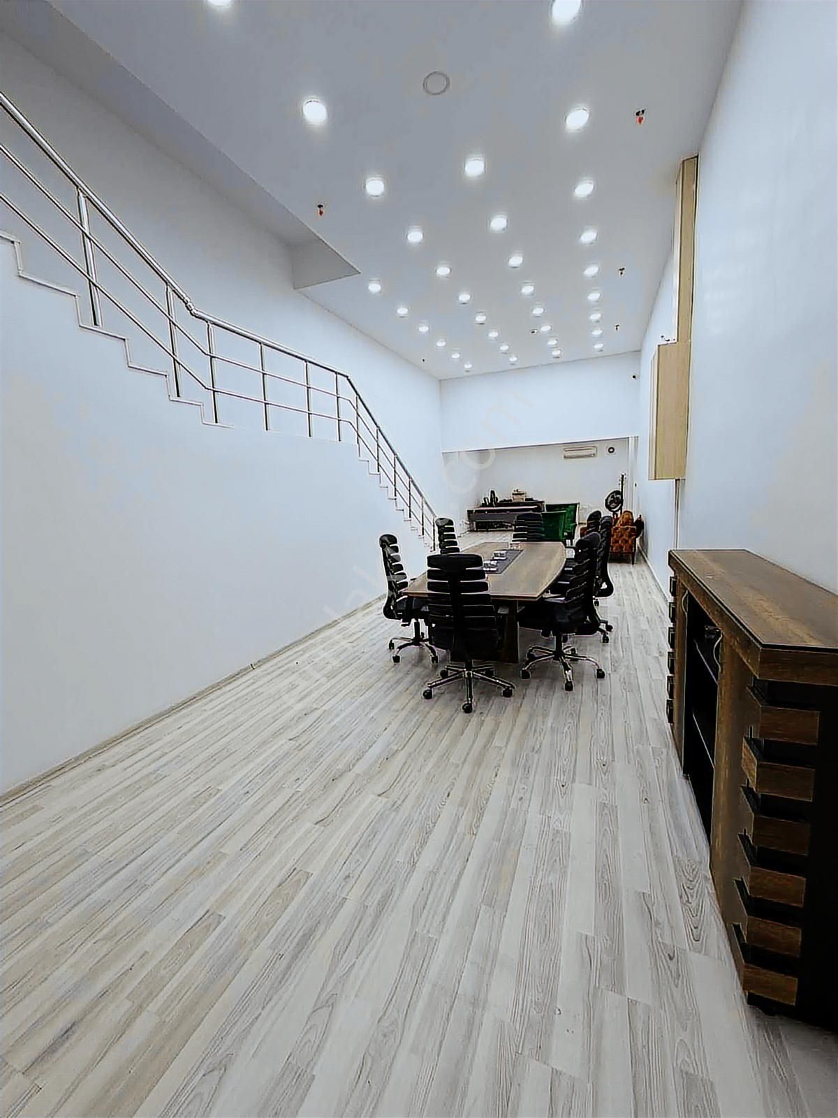 Kayaşehır Cadde Dükanlarda 200m2 Depolu Dükkan - Görsel 2