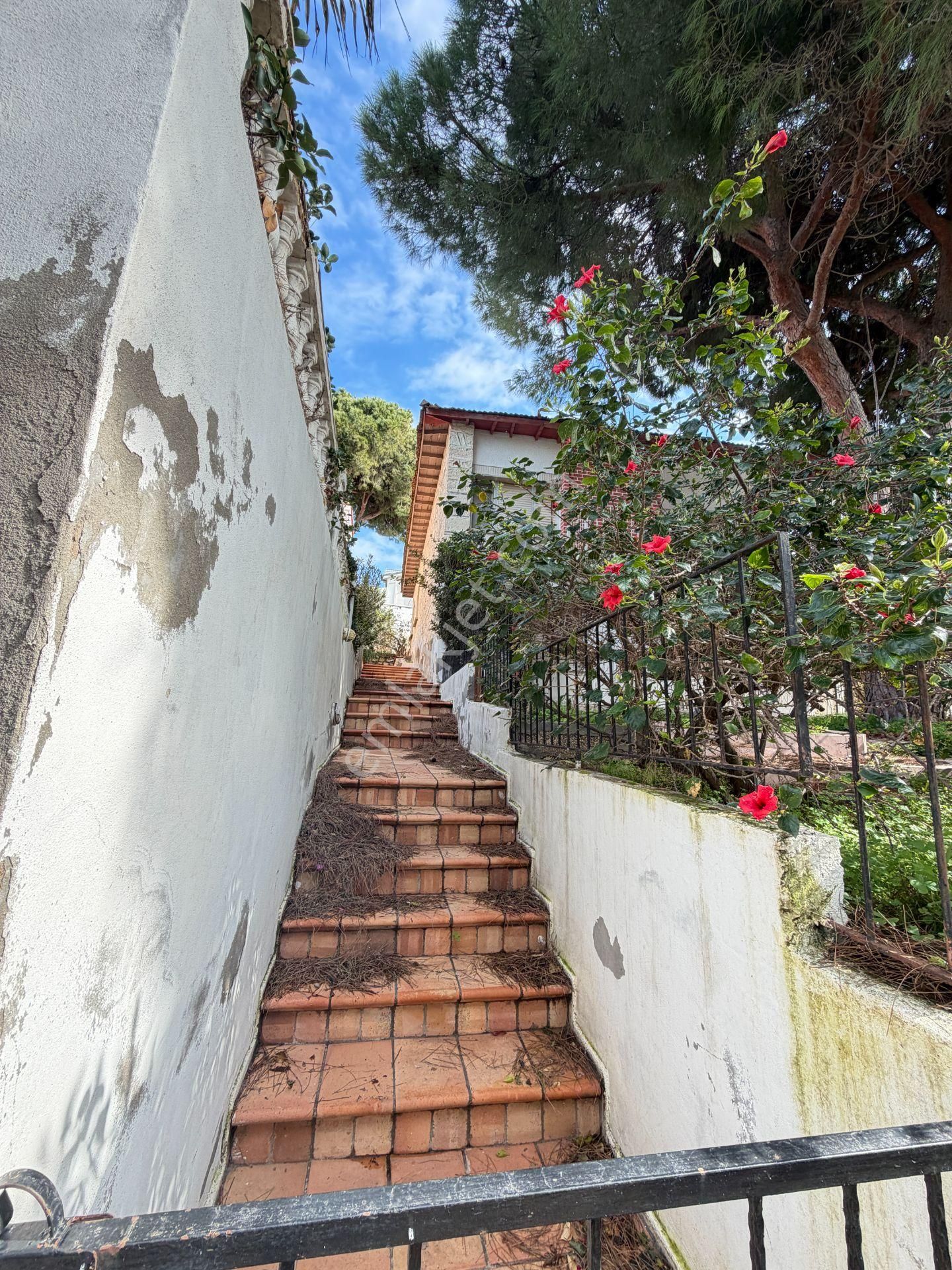 Çeşme Ardıç'ta Muhteşem Konumlu 343 M2 Arsa Paylı Villa - Görsel 7
