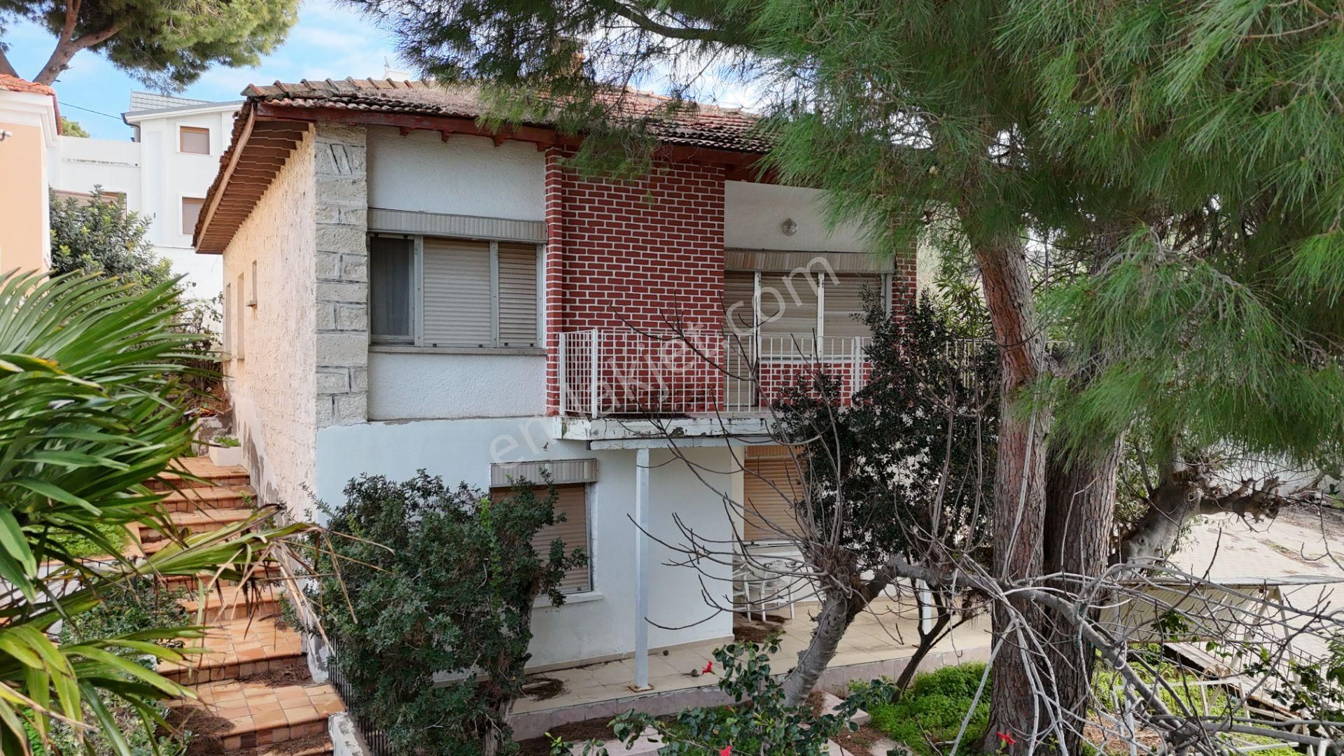 Çeşme Ardıç'ta Muhteşem Konumlu 343 M2 Arsa Paylı Villa