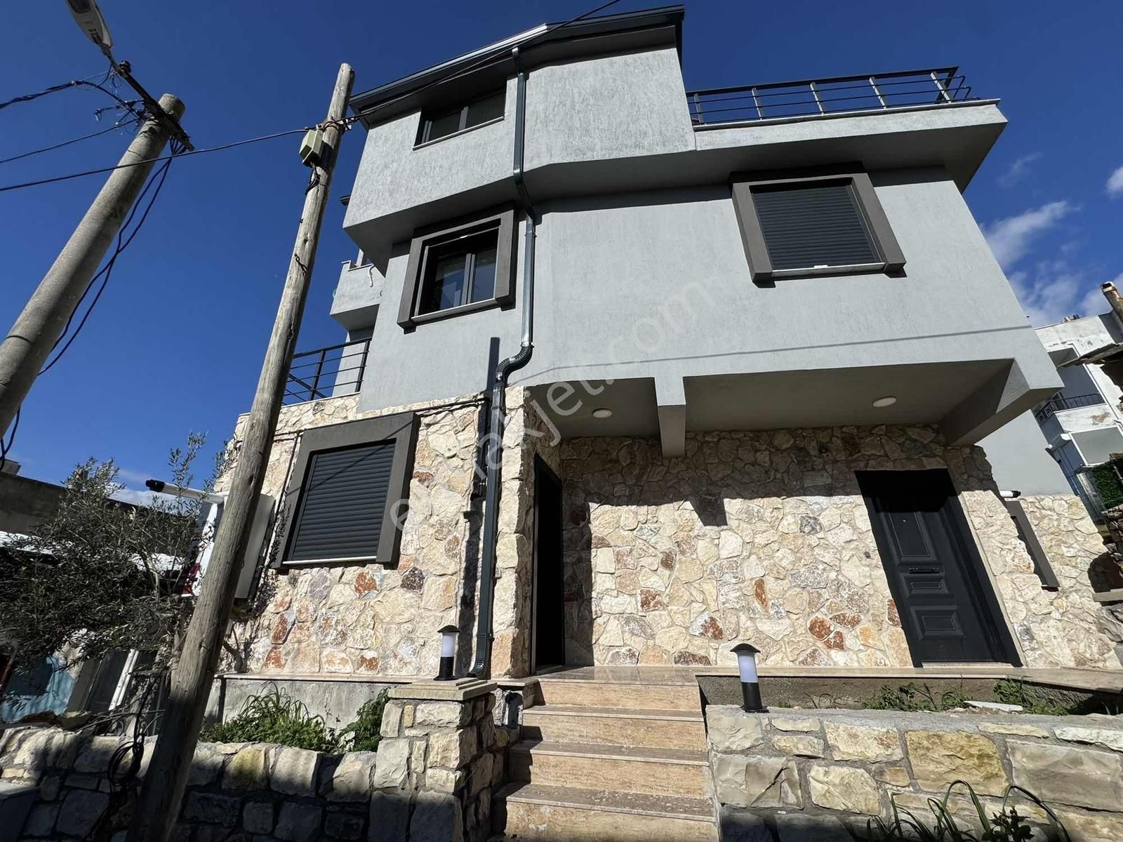 Urla Yelaltı 'nda Tripleks Satılık Villa