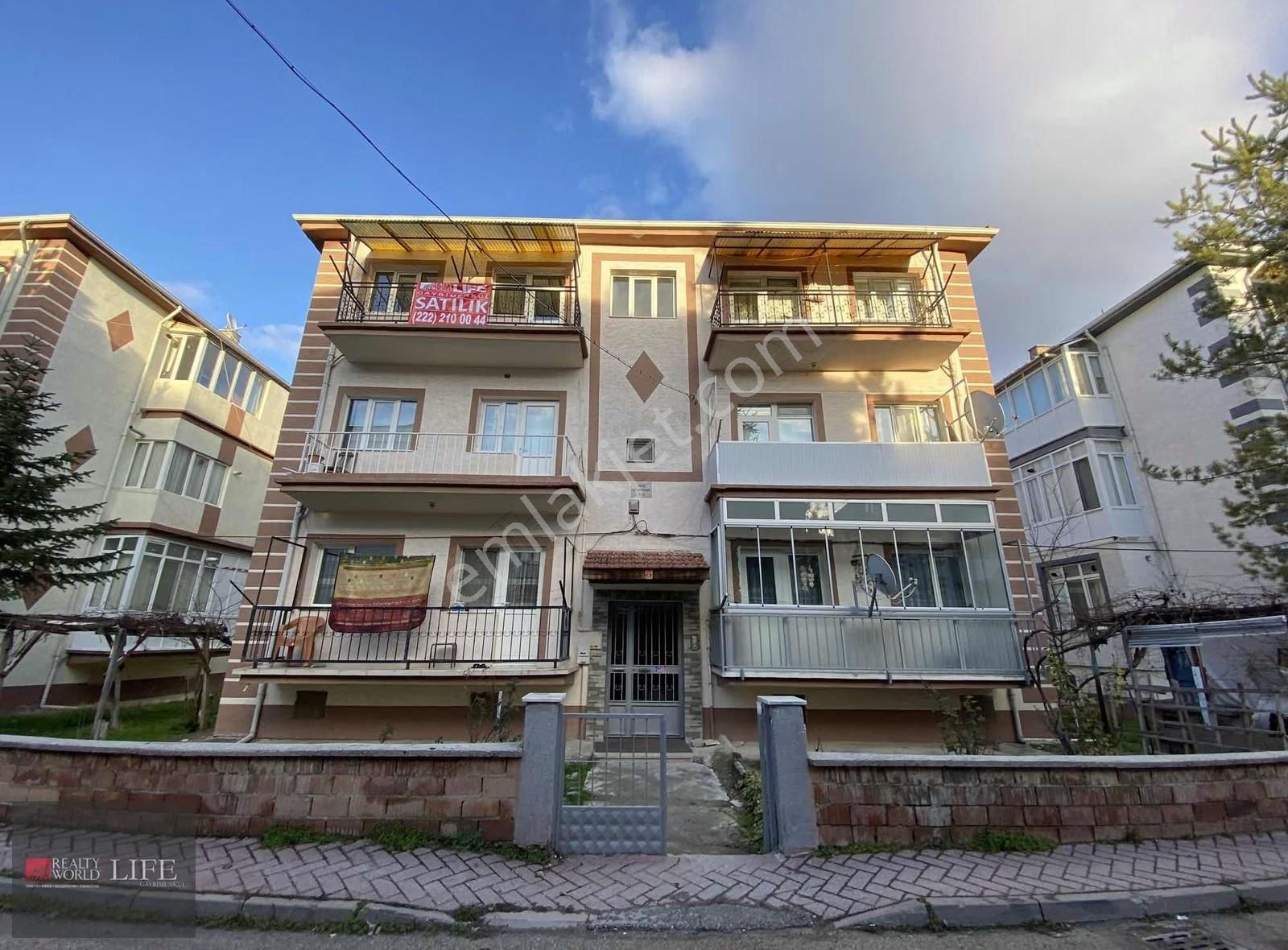 Rw Lıfe// Ertuğrulgazi Mh. Özgüneş Sk. Üzerinde Satılk 3+1 Daire