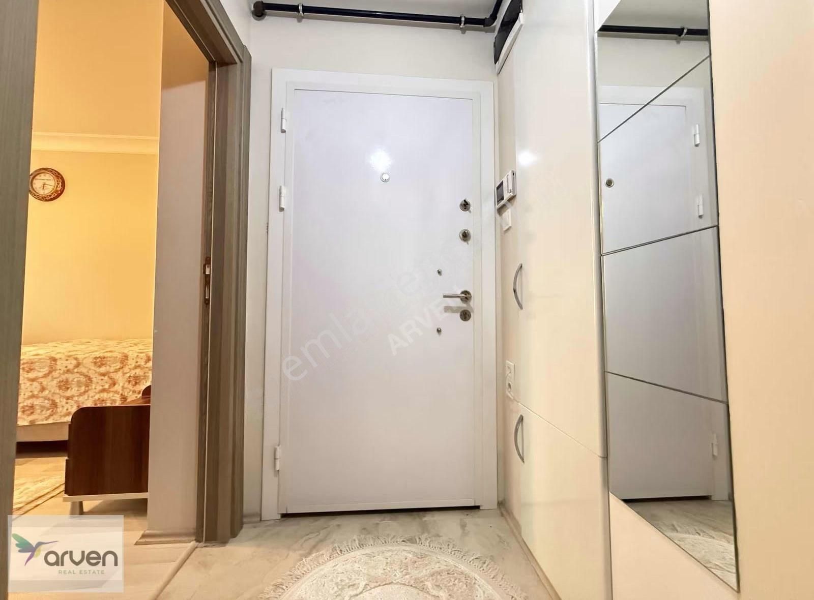 Bahçeli, Mutfak Ayrı ,eşyalı 1+1 Ve Tramvay Durağında!!! - Görsel 3