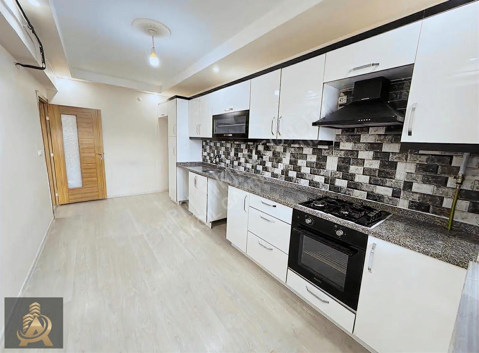 Akçil'den \ Satılık Cadde Cephe 134m2 Ara Kat İskanlı 3+1 Daire - Görsel 18