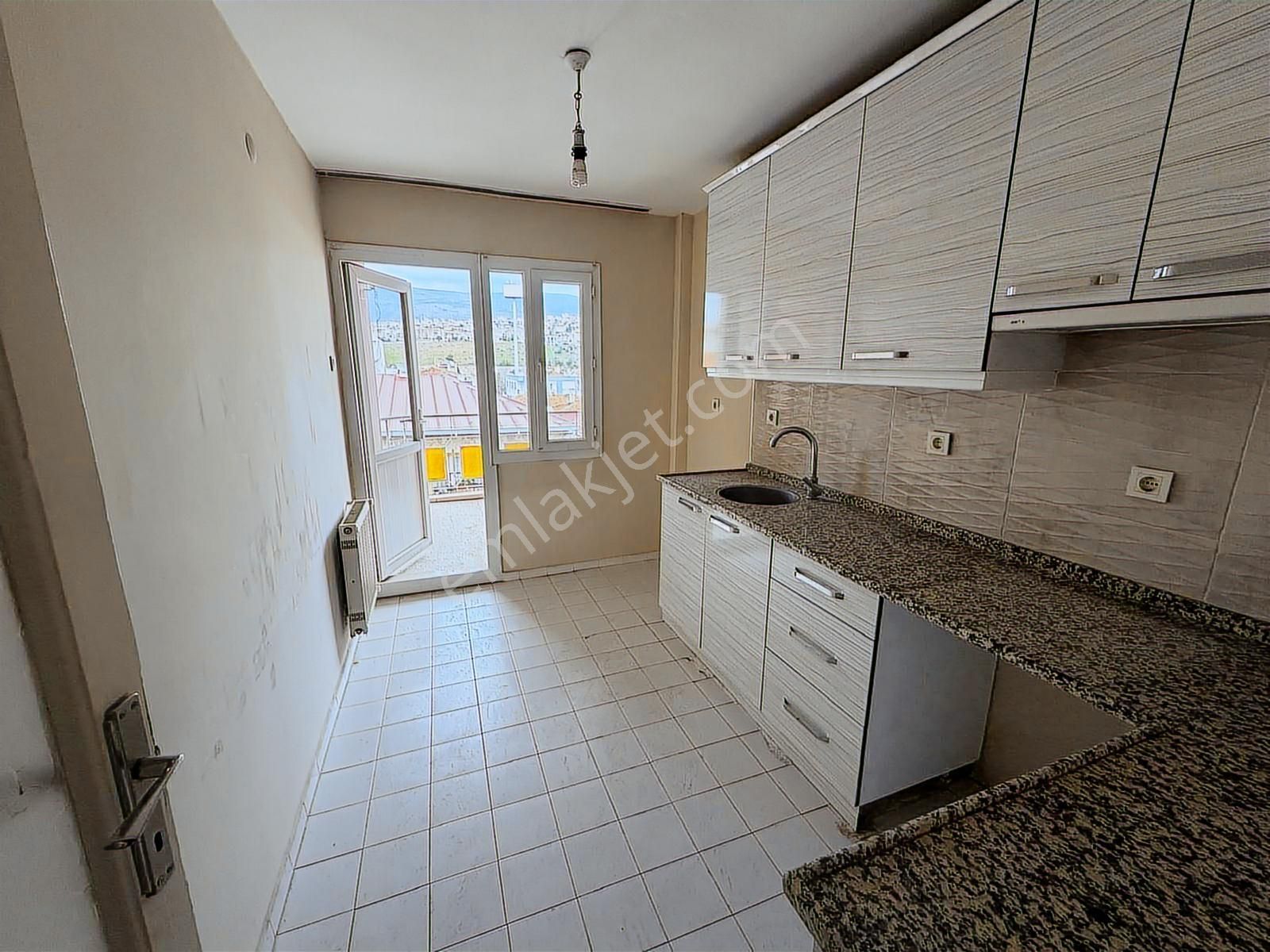 Bornova Ergene Mahallesi'nde Kiralık 3+1 Daire - Görsel 4