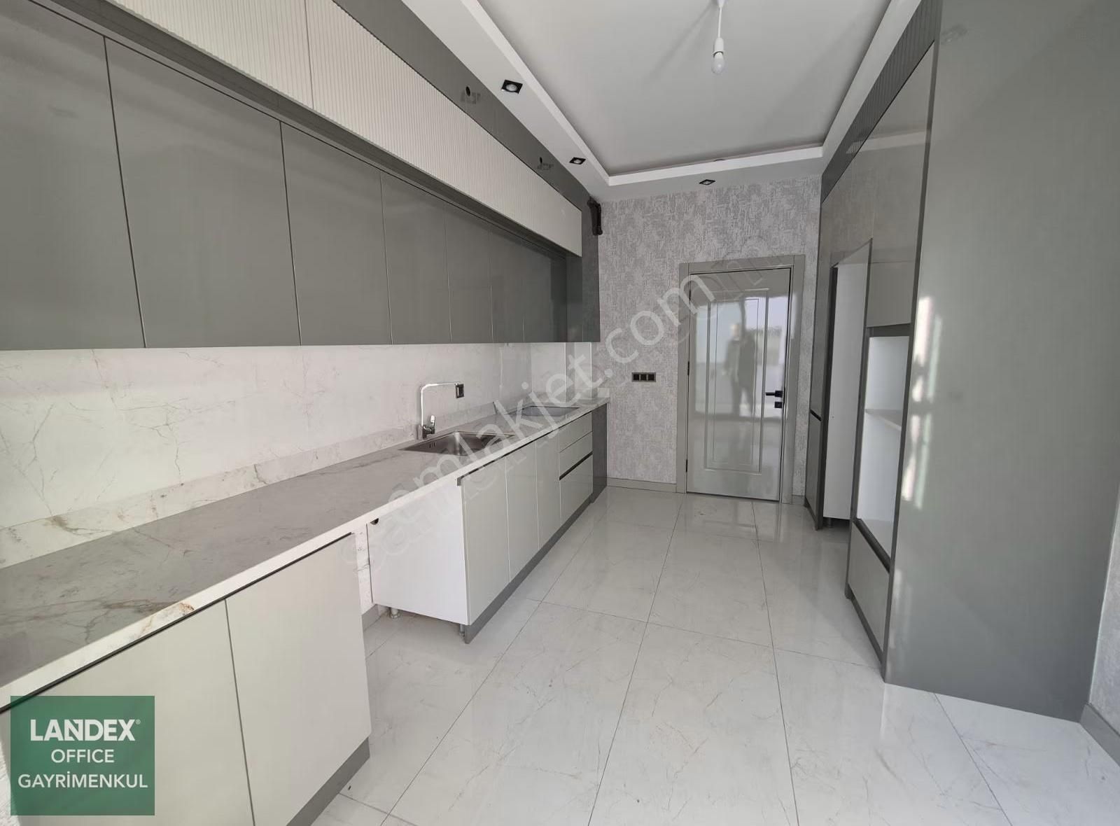 Naz Bayrakta Sıfır 2+1 130m2 K.otoparklı E.banyolu Panjurlu