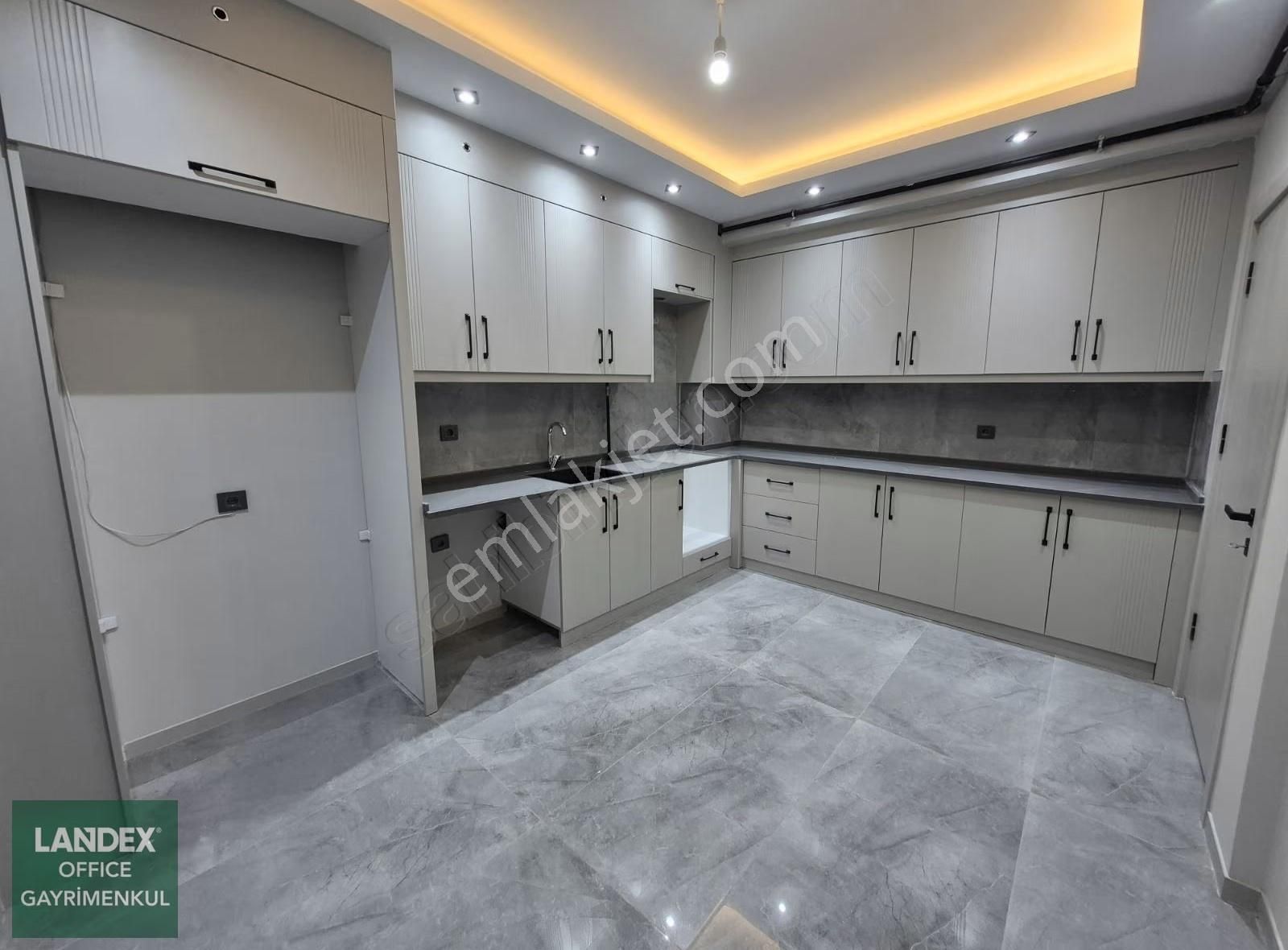 Yenişafakta Ferhatlar Yakını Sıfır 2+1 120 M2 Satılık Daire