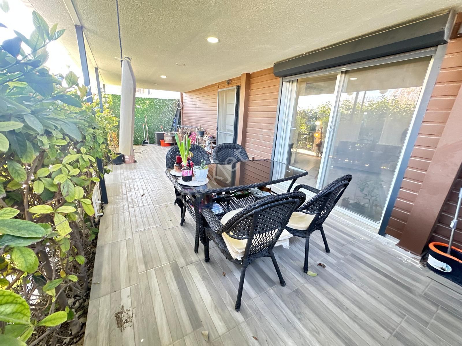 Seyrek'te Havuzlu 2+1 Bahçe Dubleks Satılık Daire​​​​