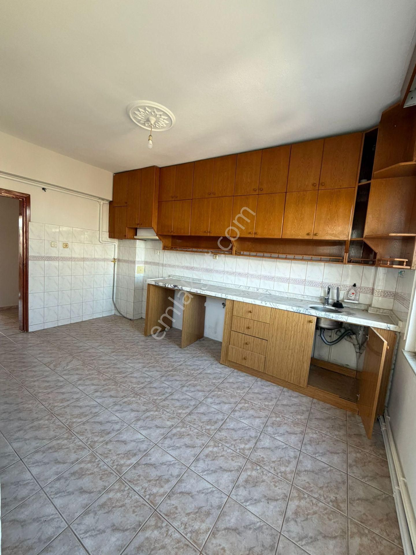 Cumhuriyet Mahallesinde 3+1 Doğalgazlı Kiralık Daire – Das Gayrimenkul - Görsel 14