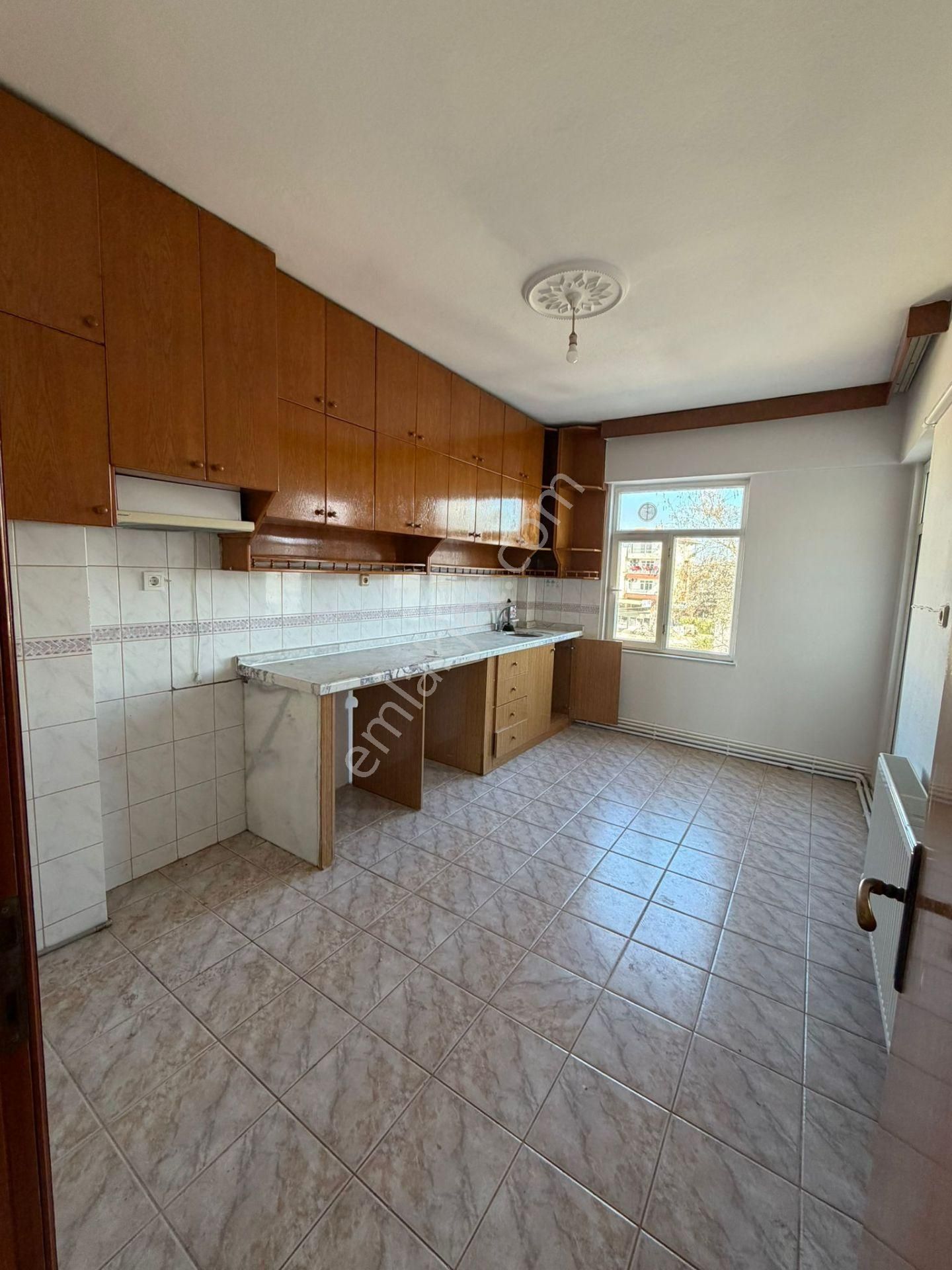 Cumhuriyet Mahallesinde 3+1 Doğalgazlı Kiralık Daire – Das Gayrimenkul - Görsel 7