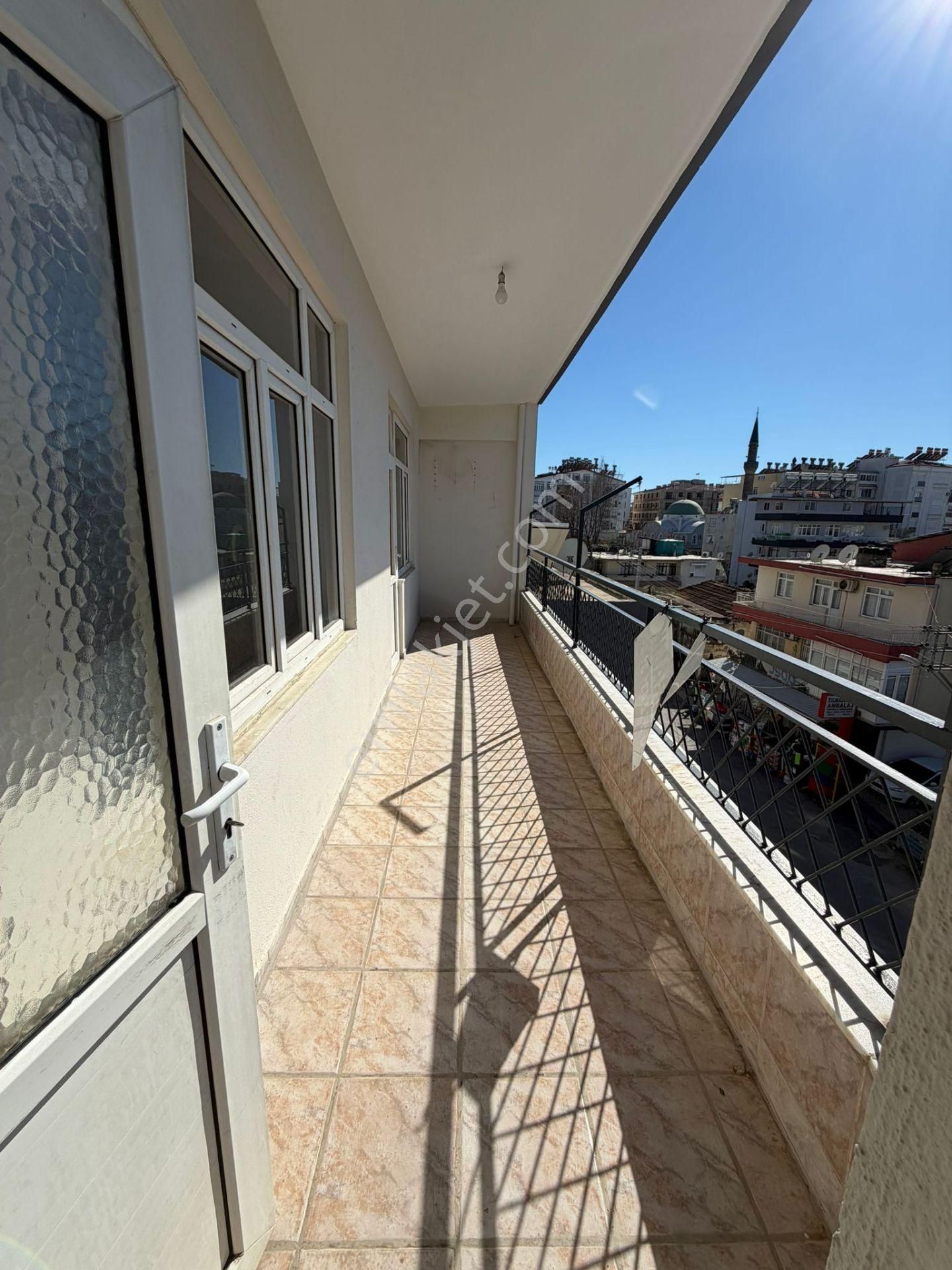 Cumhuriyet Mahallesinde 3+1 Doğalgazlı Kiralık Daire – Das Gayrimenkul - Görsel 2